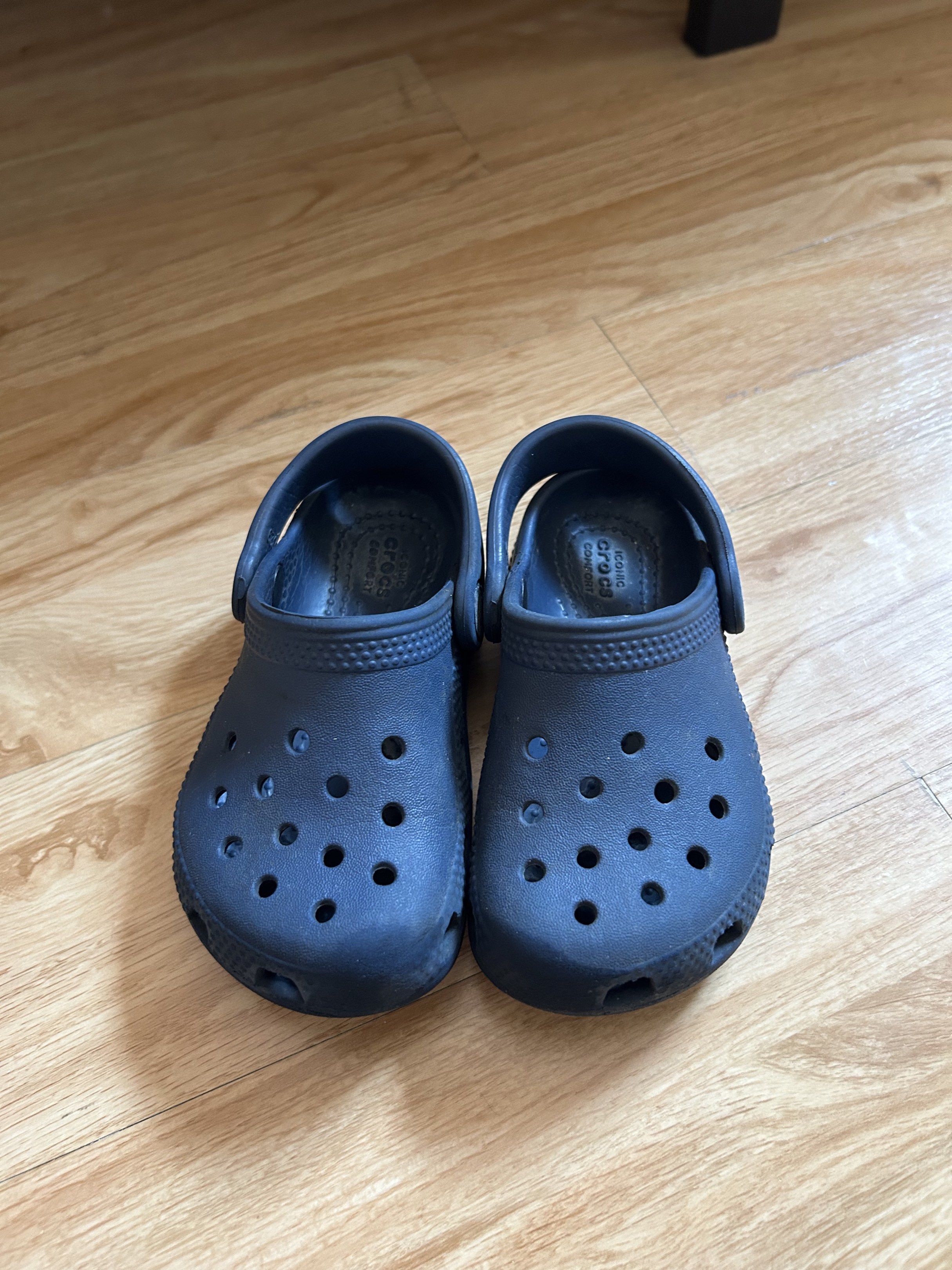 Crocs Classic Clogs Navy Blue 7c (Category: Babies & Kids Fashion) located in Imus. Submitted by declutterthingzz (Listing ID 1421191443, Image 1). Description: - Navy blue Crocs Classic Clogs - Iconic Crocs design with ventilation ports - Features the Crocs logo - Pivoting heel strap for a secure fit - Easy to clean - Ideal for casual wear .