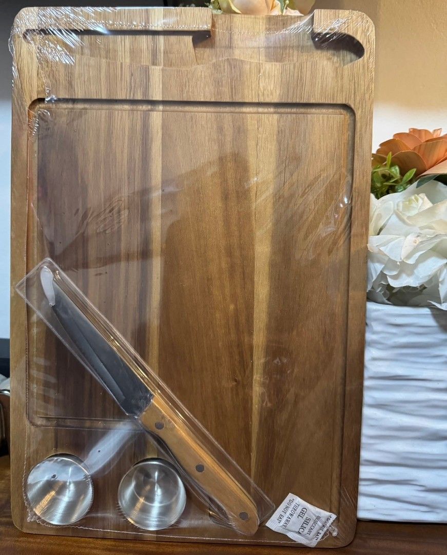Crofton Steak Serving Board 4 Piece Set (Category: Dinnerware & Cutlery) located in Manila. Submitted by ormelynmal86309 (Listing ID 1421185685, Image 1). Description: - Crofton Steak Serving Board Set - Includes: - Wooden serving board (37.5cm x 25cm x 1.5cm) - Steak knife - Two dipping bowls - Ideal for serving steak and other dishes - Brand new - Comes in original packaging.
