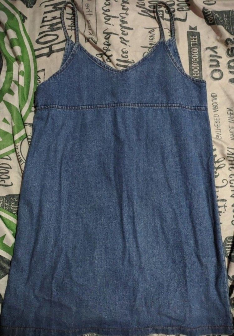 Denim Button-Down Dress (Category: Dresses) located in Quezon City. Submitted by decluttrph_ (Listing ID 1421158407, Image 2). Description: - Small to Medium - Button-down front - goods pa po - Thrus Gcash or Bank Payment 😊.