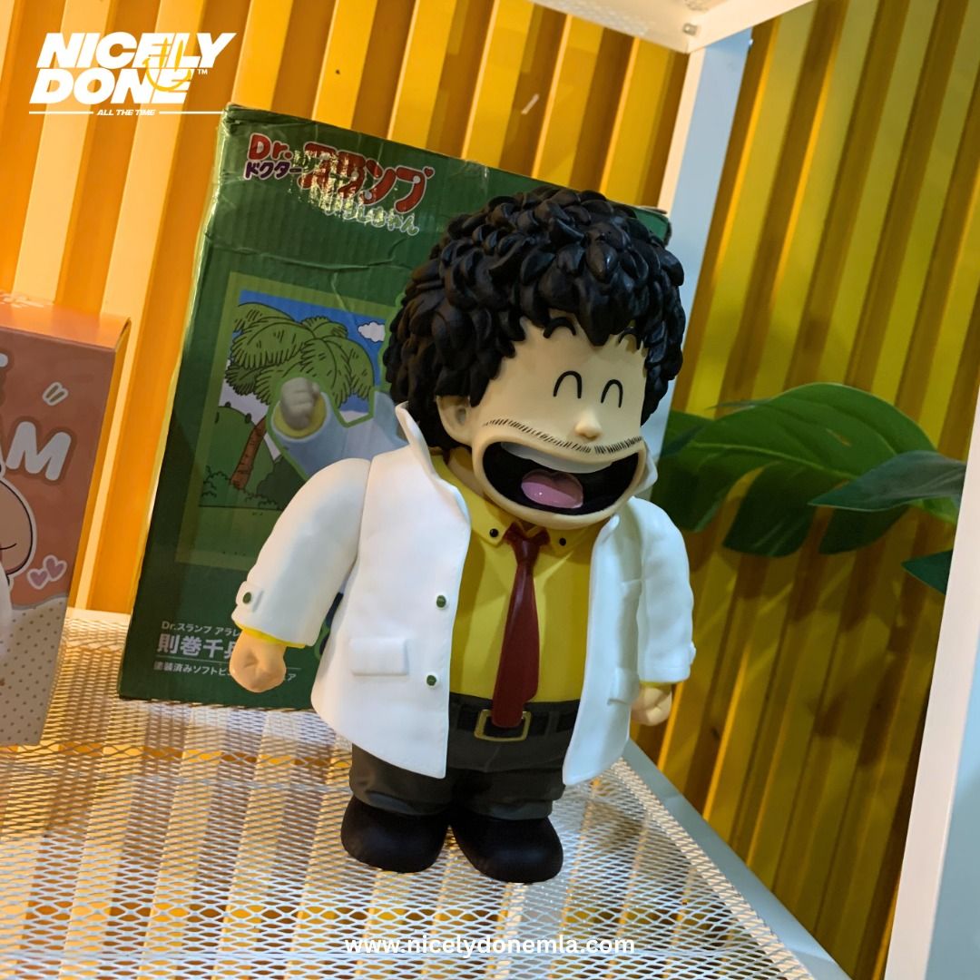 Dr. Slump Arale-chan Figure (Category: Figurines & Statues) located in Manila. Submitted by nicelydone31948 (Listing ID 1421202145, Image 2). Description: - Dr. Slump Arale-chan figure - Smiling character in lab coat and yellow shirt - Includes original box - Box features Japanese text and character image.