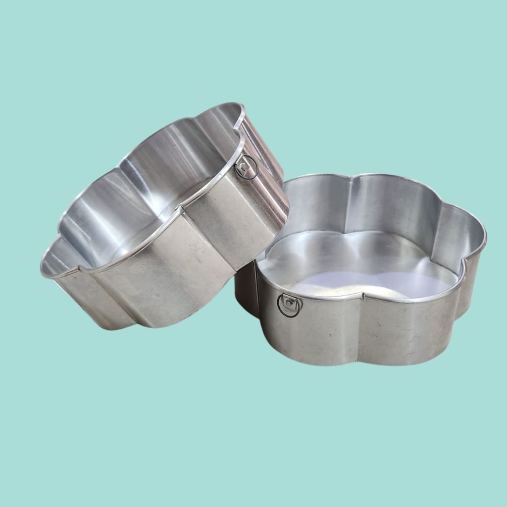 Flower Shape Cake Pan (Category: Cookware & Accessories) located in Kuala Lumpur. Submitted by goldentree.24 (Listing ID 1421157577, Image 1). Description: Flower-shaped cake pan. It is made of metal. The pan's height is approximately 7cm. The diameter is approximately 20cm. It is suitable for baking cakes or other desserts. The pan has a unique flower shape, which can make your cake more attractive. 2 trays for RM12.