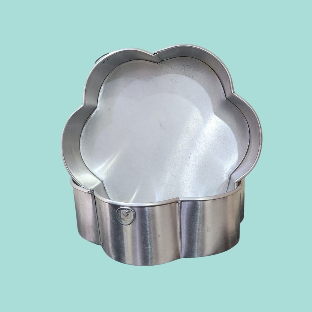 Flower Shape Cake Pan (Category: Cookware & Accessories) located in Kuala Lumpur. Submitted by goldentree.24 (Listing ID 1421157577, Image 2). Description: Flower-shaped cake pan. It is made of metal. The pan's height is approximately 7cm. The diameter is approximately 20cm. It is suitable for baking cakes or other desserts. The pan has a unique flower shape, which can make your cake more attractive. 2 trays for RM12.