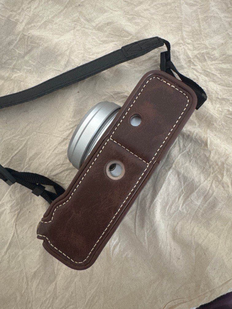 Fujifilm X100V case (Category: Camera Bags & Carriers) located in Manila. Submitted by bencipres748569 (Listing ID 1421156669, Image 3). Description: Rfs: bought the wrong case (x100v) for my x100vi.