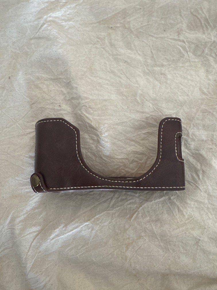 Fujifilm X100V case (Category: Camera Bags & Carriers) located in Manila. Submitted by bencipres748569 (Listing ID 1421156669, Image 1). Description: Rfs: bought the wrong case (x100v) for my x100vi.
