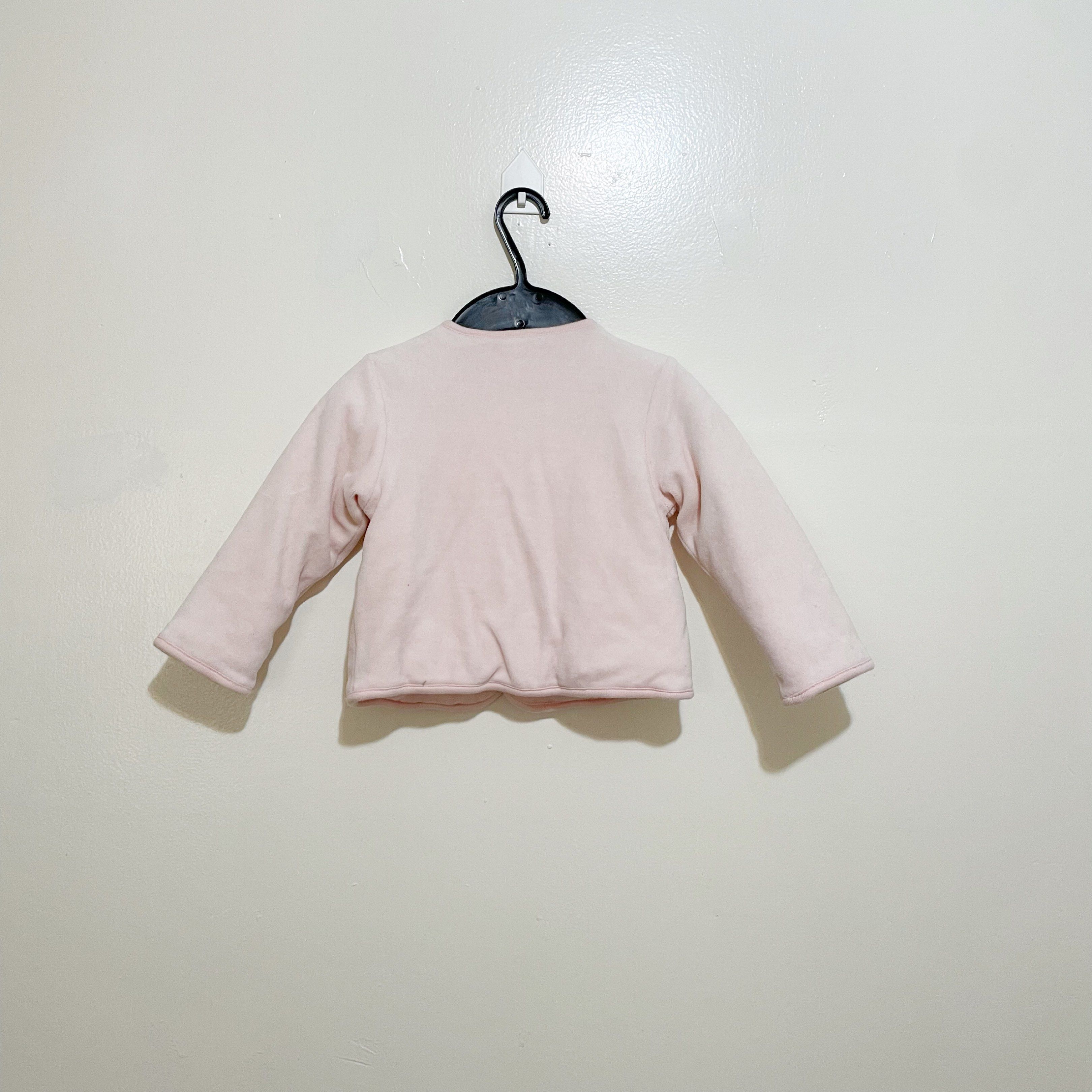 [HALLMARK] 6-12 Months Jacket (Category: Babies & Kids Fashion) located in Las Pinas. Submitted by bloo_ (Listing ID 1421228718, Image 3). Description: 📍 BF Homes, Las Piñas Hallmark Jacket for Baby Girl 6-12 Months Brand: Hallmark Color: Baby Pink Size: 6-12 Months Design: Plain solid color with snap buttons, thick fall and winter jacket 👀 Please check the photos thoroughly 👋🏻 Pre-loved. Manage your expectations 🛵 Lalamove / J&T 🏦 GCash.