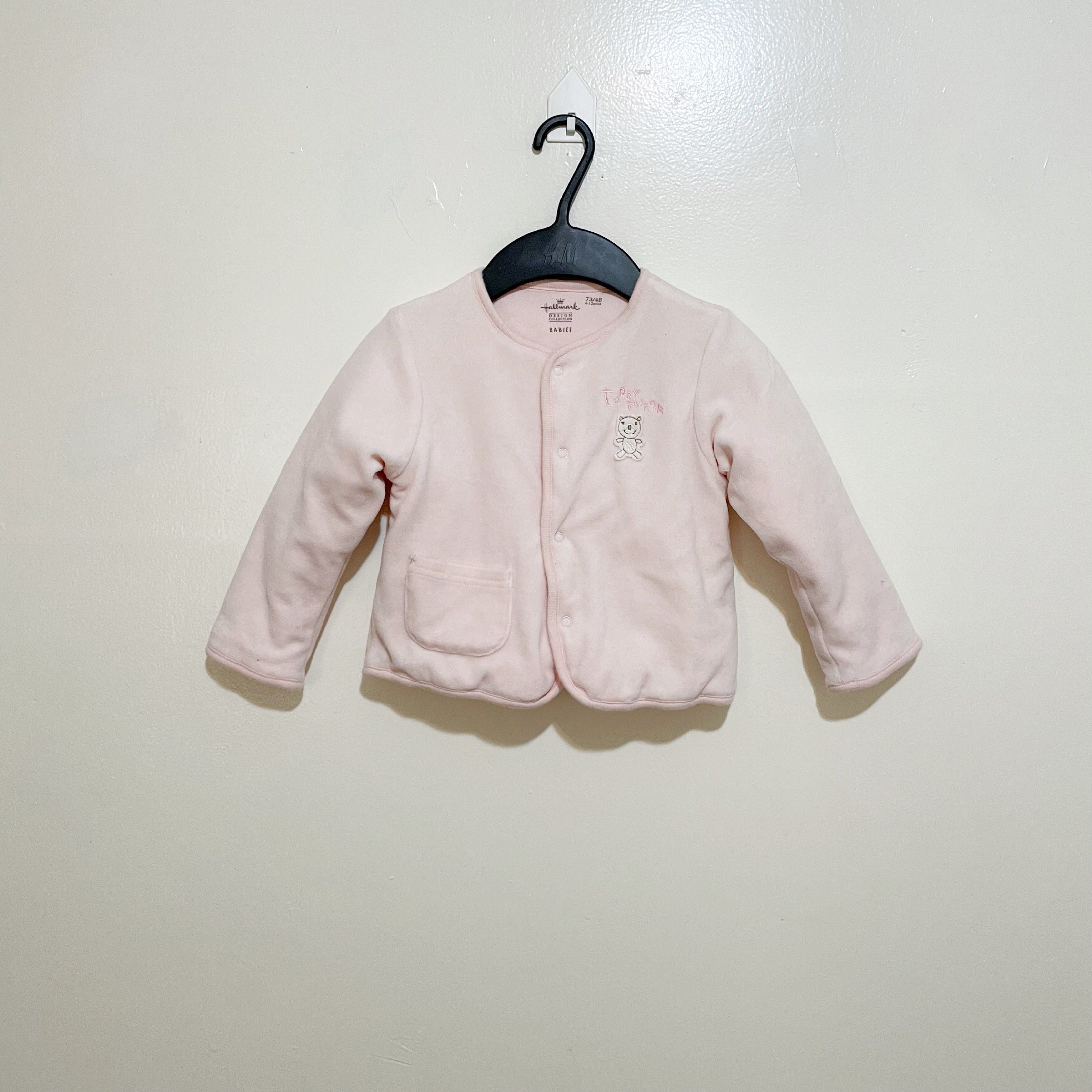 [HALLMARK] 6-12 Months Jacket (Category: Babies & Kids Fashion) located in Las Pinas. Submitted by bloo_ (Listing ID 1421228718, Image 1). Description: 📍 BF Homes, Las Piñas Hallmark Jacket for Baby Girl 6-12 Months Brand: Hallmark Color: Baby Pink Size: 6-12 Months Design: Plain solid color with snap buttons, thick fall and winter jacket 👀 Please check the photos thoroughly 👋🏻 Pre-loved. Manage your expectations 🛵 Lalamove / J&T 🏦 GCash.