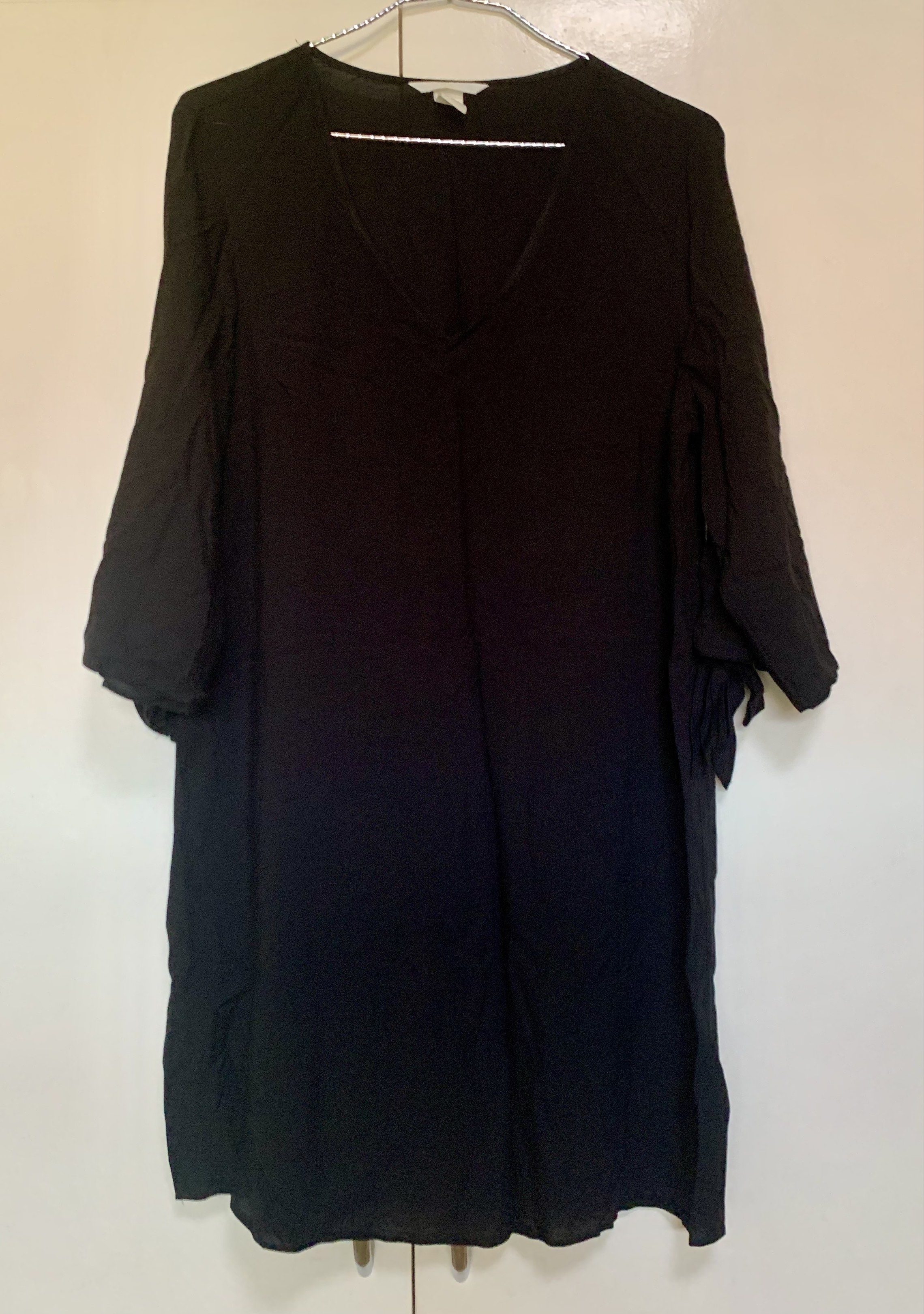 H&M mini dress bought in Japan (Category: Dresses) located in Pasig City. Submitted by ybae23 (Listing ID 1421180945, Image 1). Description: US 6 on label ( fits M to semi L ) Wore it once Size measurements: Length - 34 inch Width - 19.5 inch .