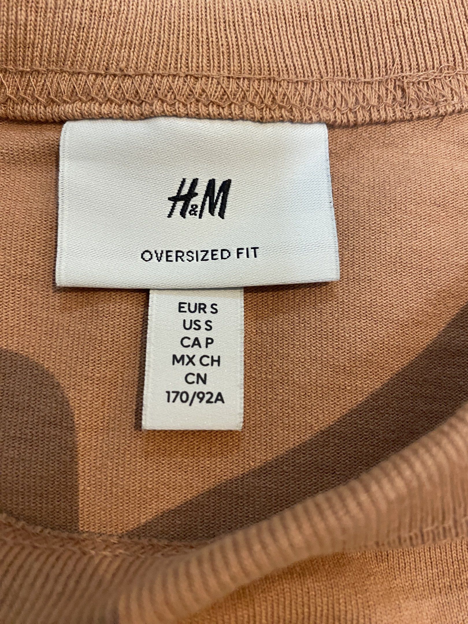H&M Oversized Fit Butterfly Graphic Tee (Category: Tshirts & Polo Shirts ) located in Rizal. Submitted by angelogarcy (Listing ID 1421185261, Image 3). Description: - Bought from UPTC - Never used - Meetup at Robinsons Metro East - Delivery fee shouldered by buyer - All flaws in last picture.