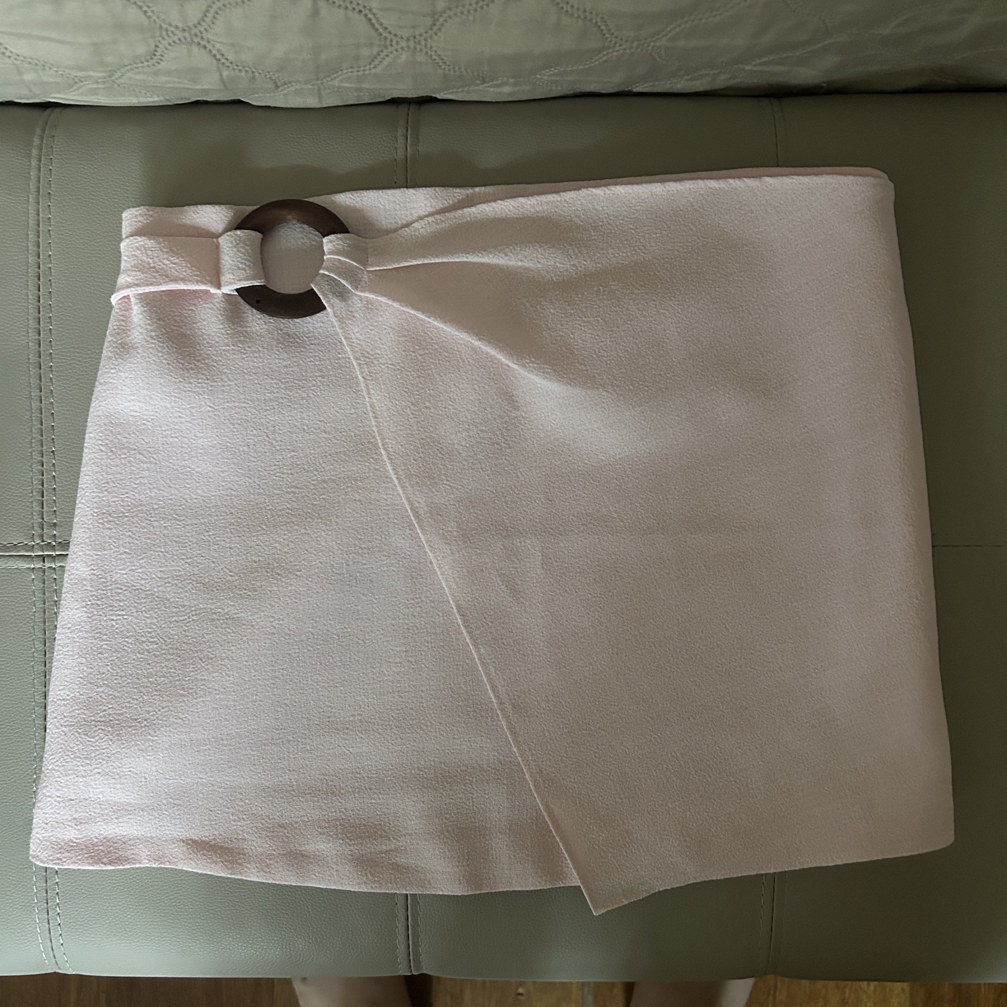 Hola Solana Tube Top (Category: Sets or Coordinates) located in Makati City. Submitted by ckvdeclutter (Listing ID 1421125518, Image 2). Description: Selling my Hola Solana Top in Blush! Brand new & never worn 🩷 Bought it from their website for ₱1400. Size: M (34-36in bust) Condition: 10/10 RFS: Tight on me .
