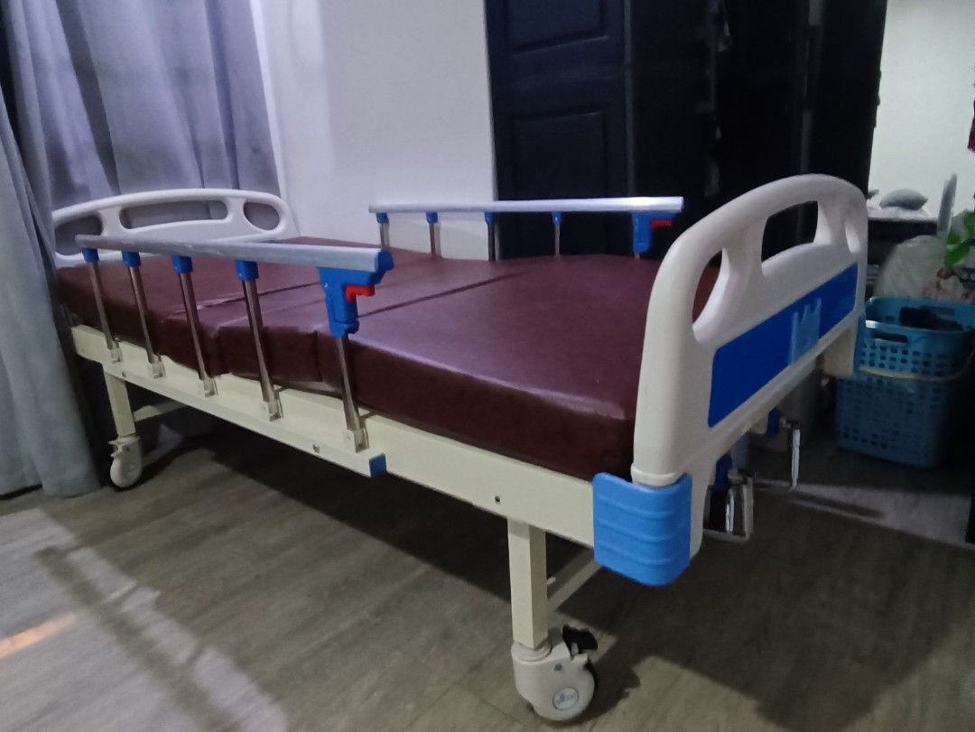 Hospital Bed (2 Cranks Manual) (Category: Medical Supplies & Tools) located in Lapu Lapu. Submitted by am.thingspreloved (Listing ID 1421196005, Image 3). Description: Original Price: 17k+ Used for 1 month only Purchased last January 2026 Inclusions/Features: - Manual 2-Crank System – Adjusts head and foot sections - Foldable Leatherette Foam - I.V. Drip Stand - Aluminum Guardrails .