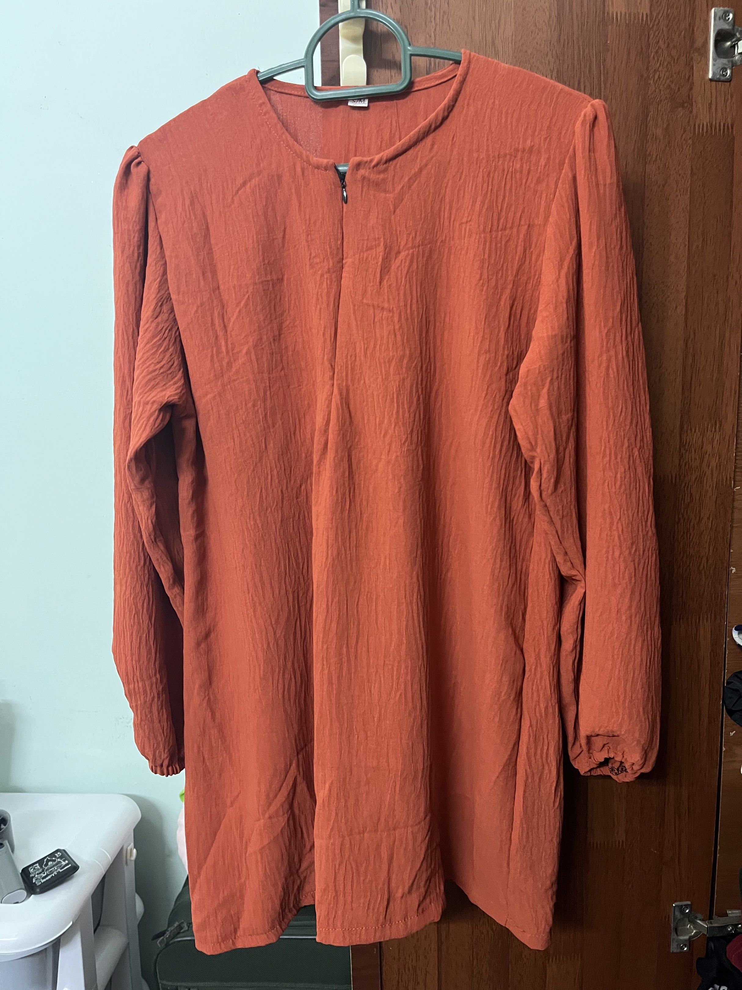 Ironless Blouse (Category: Blouses) located in Kuala Lumpur. Submitted by mygoodys (Listing ID 1421166708, Image 1). Description: Ironless orange blouse. Round neckline, front zipper, puff sleeves. Textured fabric. Tunic length. Size M..