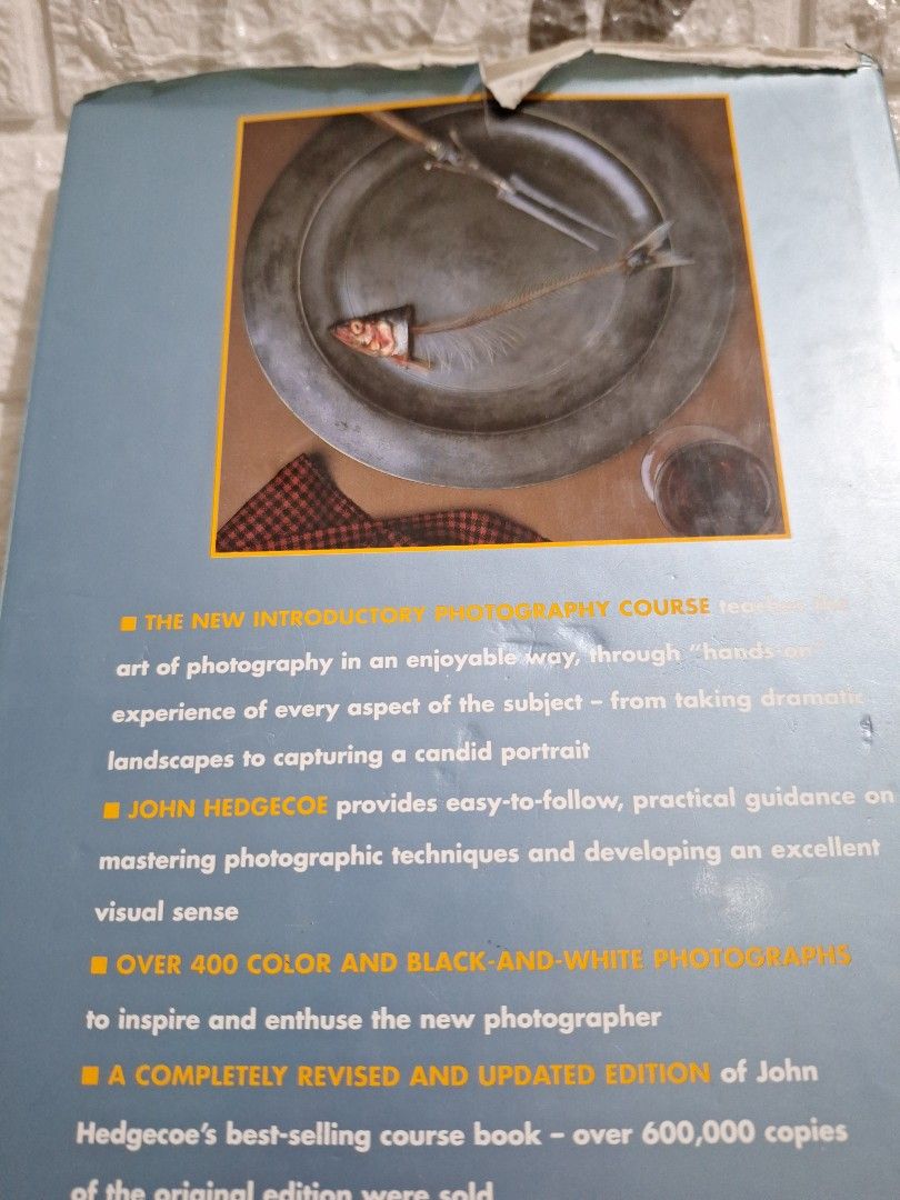 John Hedgecoe's New Introductory Photography Course (Category: Textbooks) located in Naga. Submitted by bellebargainbox (Listing ID 1421130720, Image 2). Description: - Comprehensive photography guide. - Covers camera use, processing, and printing. - Includes landscapes, portraits, and black and white photography. - Completely revised and updated edition. - Over 600,000 copies sold. - Provides easy-to-follow, practical guidance. - outer glossy co