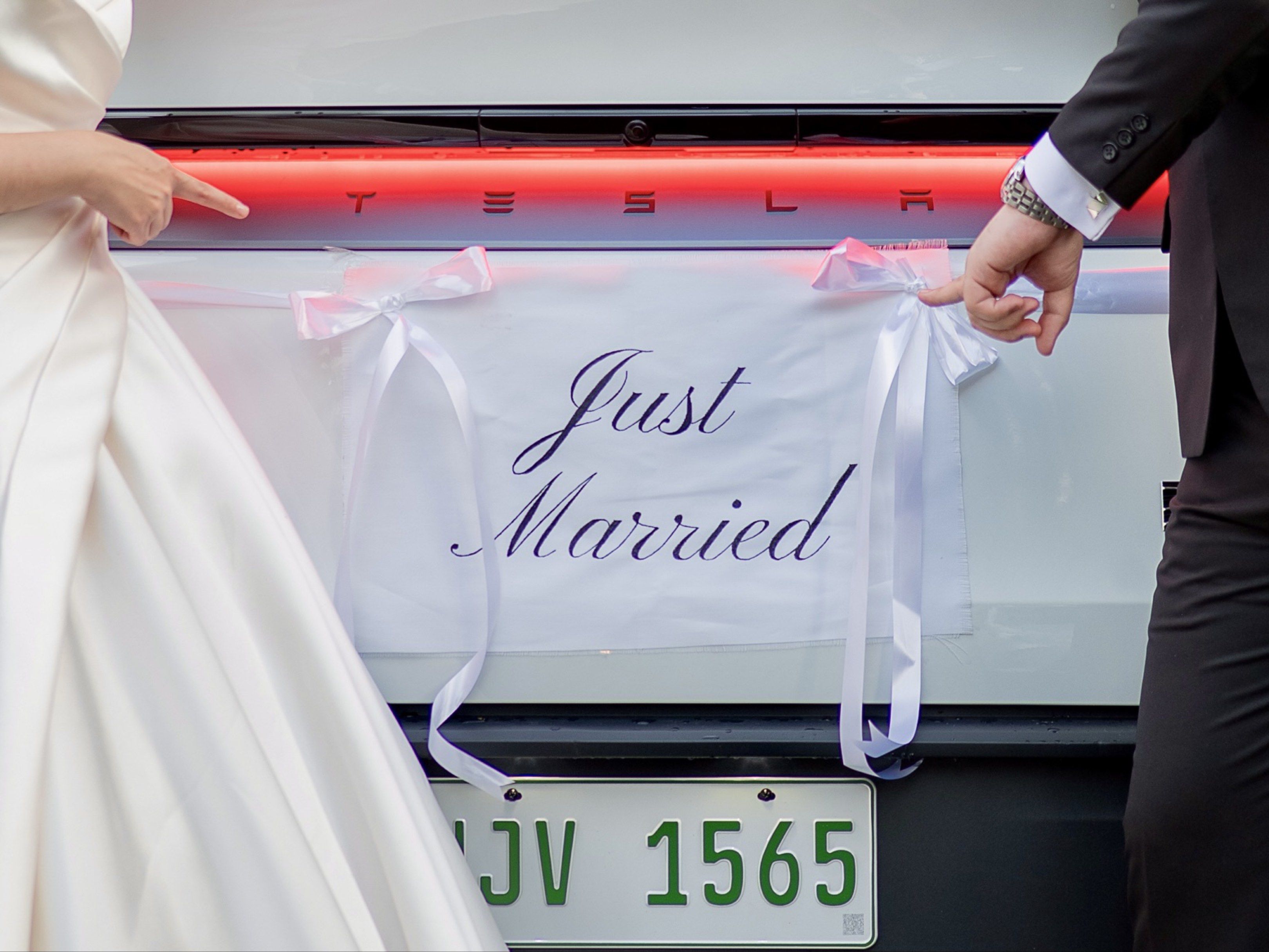 Just Married Car Sign & Wedding Accessories (Category: Occasions & Party Supplies) located in Cavite. Submitted by camiidmd (Listing ID 1421129209, Image 3). Description: - "Just Married" car sign with white ribbons - Arrhae pillow - Ring pillow - White candles for ceremony (Pwede ko po ayusin para magmukang bago).