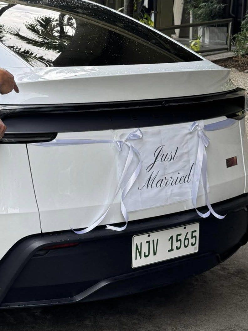 Just Married Car Sign & Wedding Accessories (Category: Occasions & Party Supplies) located in Cavite. Submitted by camiidmd (Listing ID 1421129209, Image 2). Description: - "Just Married" car sign with white ribbons - Arrhae pillow - Ring pillow - White candles for ceremony (Pwede ko po ayusin para magmukang bago).