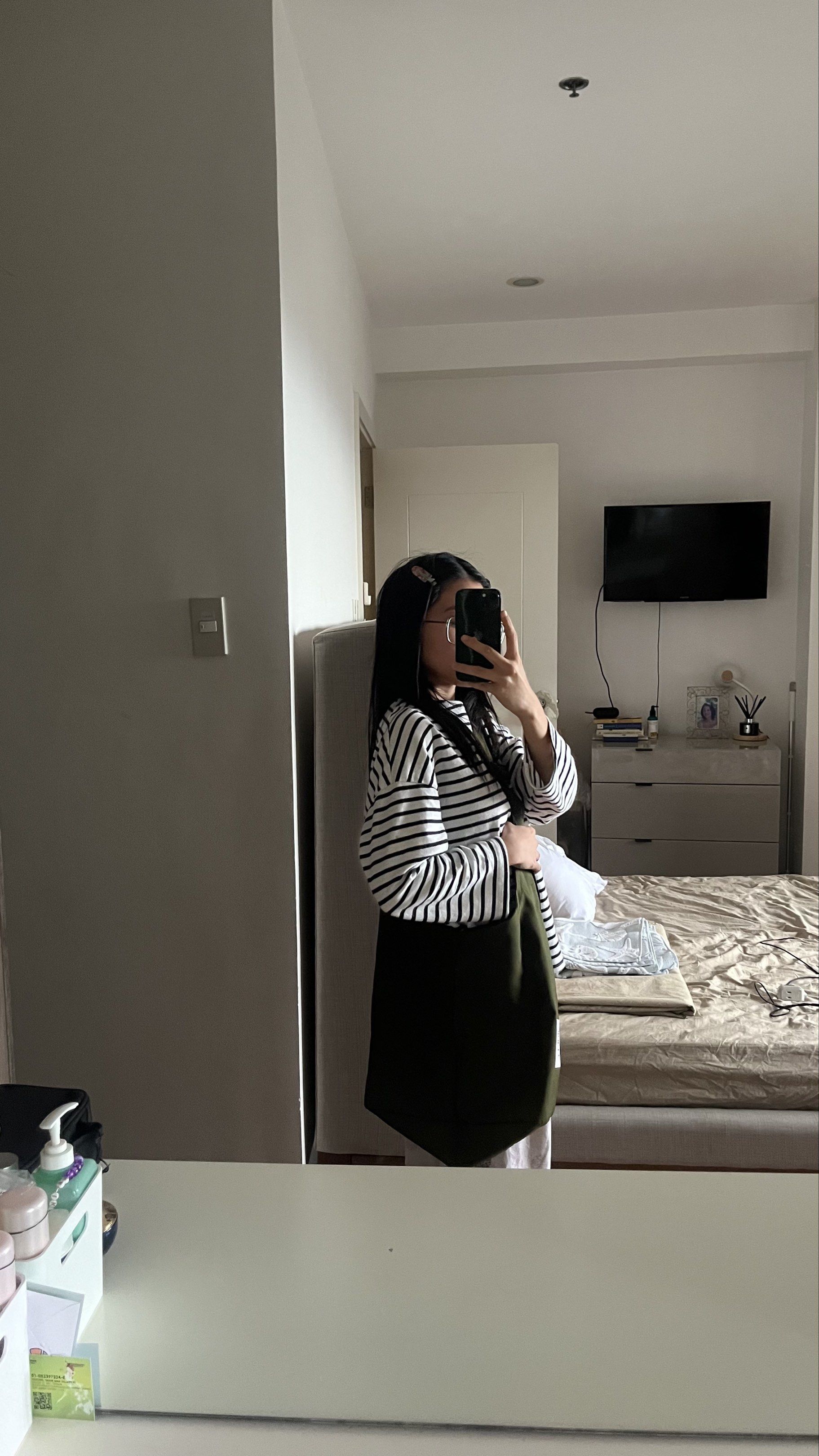 Kirsake Mono Tote Bag (Category: Tote Bags) located in Manila. Submitted by trixvil (Listing ID 1421198117, Image 3). Description: - Olive green tote bag - Single shoulder strap - Rectangular shape - Comfortable over-the-shoulder wear Bought this for 790php (used once).
