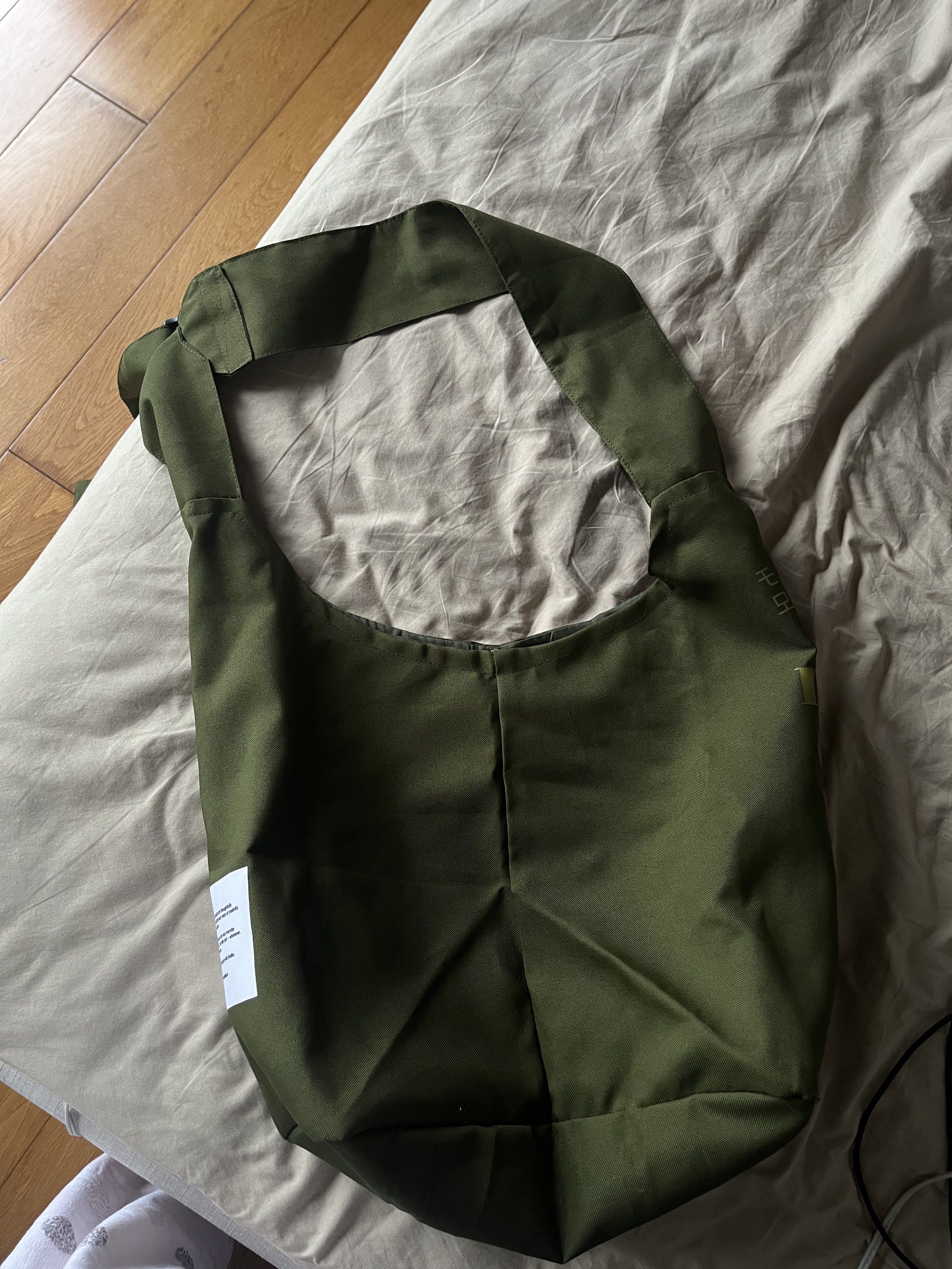 Kirsake Mono Tote Bag (Category: Tote Bags) located in Manila. Submitted by trixvil (Listing ID 1421198117, Image 2). Description: - Olive green tote bag - Single shoulder strap - Rectangular shape - Comfortable over-the-shoulder wear Bought this for 790php (used once).