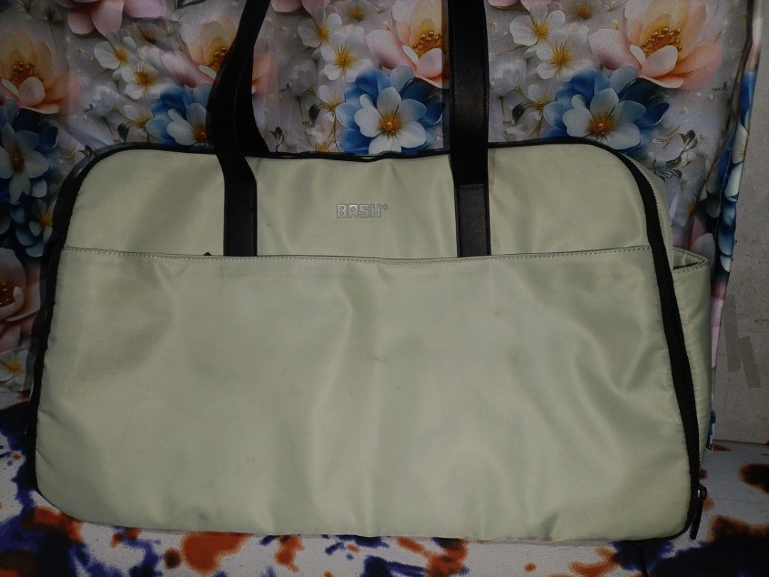 (Large | Sage) Bash Gateway Weekender Travelling Travel Bag (Category: Tote Bags) located in Manila. Submitted by singlepringle (Listing ID 1421241483, Image 1). Description: - Sage - signs of usage - needs cleaning sa outside (kasi nacheck in na po ito sa plane 4x) lalamove/angkas lang po mod kasi hassle po ipack.