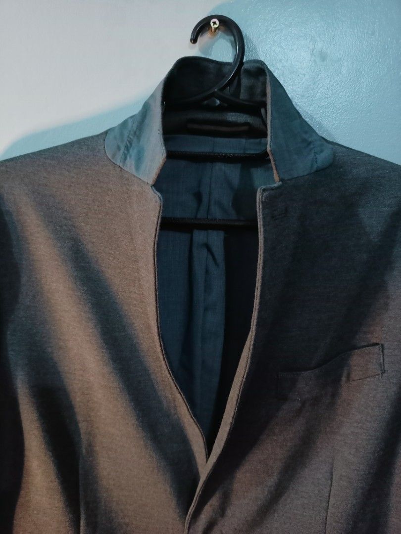 Mango Man Blazer (Category: Coats, Jackets and Outerwear) located in Rosales. Submitted by brandeduseditems (Listing ID 1421143994, Image 2). Description: - Mango Man gray blazer - Unique collar design - Two front pockets - Two-button closure - Buttons on sleeves - Contrasting blue interior lining - Size: EUR 50, UK 40, MEX 40 - Versatile style - Genuine 100% In great shape condition..
