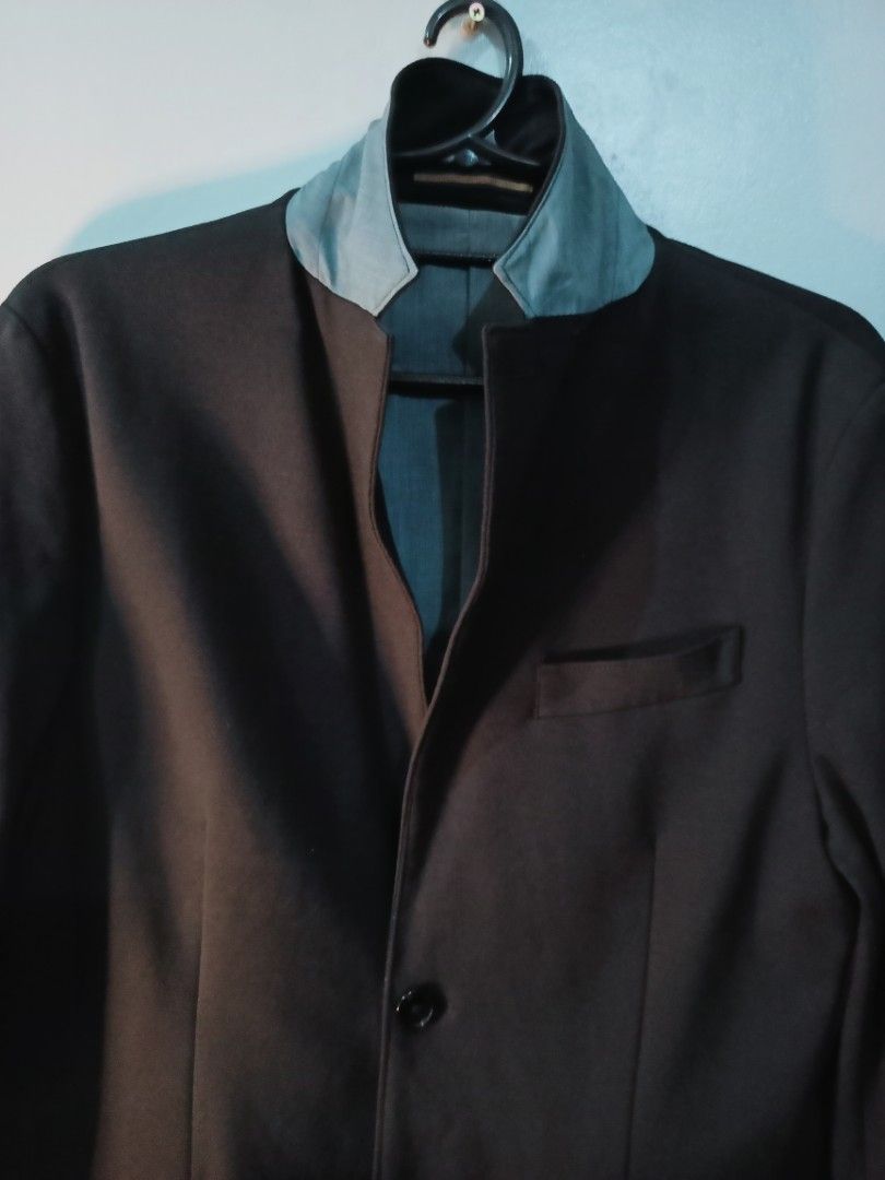Mango Man Smart Blazer (Category: Coats, Jackets and Outerwear) located in Rosales. Submitted by brandeduseditems (Listing ID 1421143489, Image 2). Description: - Mango Man blazer - Unique collar design with contrasting grey fabric - Features two front pockets and a single button closure - Patterned interior lining - Slim fit - Size: EU 52, UK 42, US M - Perfect for smart casual wear - Genuine 100% In great shape condition..