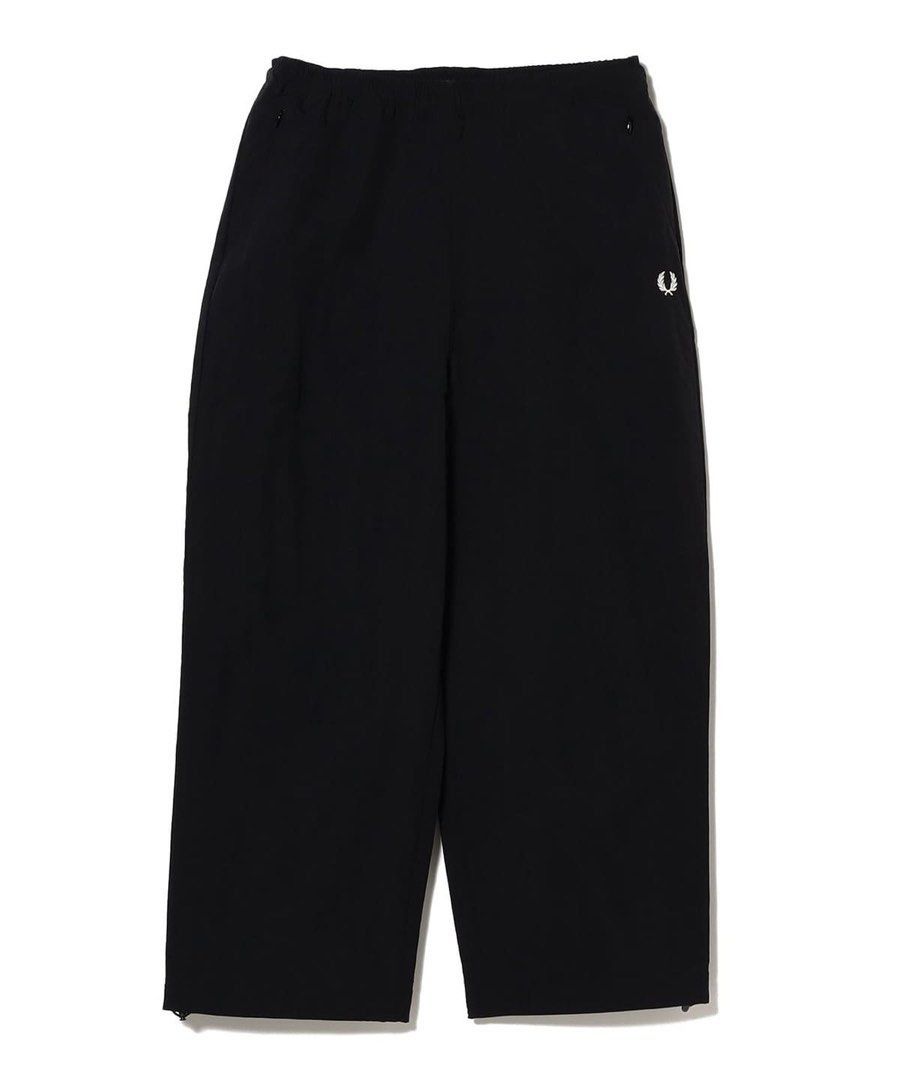 由 oldscool_ (刊登 ID 1421252938，圖片 2) 提交，位於 台北市 (Taipei) 的 (收M號✨)BEAMS x FRED PERRY 別注 shell pants /尼龍運動長褲/黑L/salomon /stussy /polo ralph lauren (類別：運動、休閒褲)，說明：日本官網購入，誠收同款M號～歡迎詢問 BEAMS模具要求的完全別注產品 ■設計 上季FRED PERRY與BEAMS別注推出的備受期待的人氣外套和褲子的黑色版現已上市。除了新的顏色外，海軍藍也將重新流行，共有兩種顏色可供選擇。 這款單品採用了只有Laurel寶獅的簡單設計，既有清潔感又給人以街頭風格。 ■大小 寬松合身。 ■材料 使用了輕質、耐用性強、環保的面料制成的回收塔斯蘭尼龍面料。。