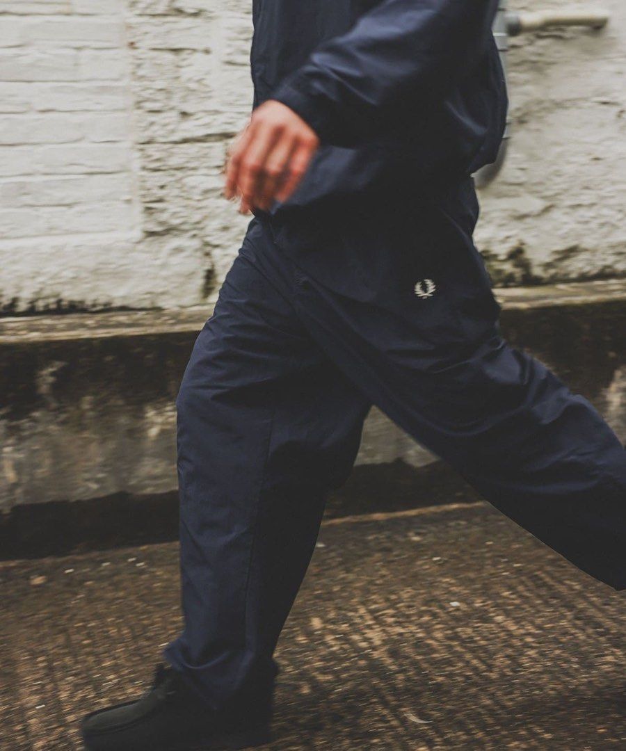 由 oldscool_ (刊登 ID 1421252938，圖片 1) 提交，位於 台北市 (Taipei) 的 (收M號✨)BEAMS x FRED PERRY 別注 shell pants /尼龍運動長褲/黑L/salomon /stussy /polo ralph lauren (類別：運動、休閒褲)，說明：日本官網購入，誠收同款M號～歡迎詢問 BEAMS模具要求的完全別注產品 ■設計 上季FRED PERRY與BEAMS別注推出的備受期待的人氣外套和褲子的黑色版現已上市。除了新的顏色外，海軍藍也將重新流行，共有兩種顏色可供選擇。 這款單品採用了只有Laurel寶獅的簡單設計，既有清潔感又給人以街頭風格。 ■大小 寬松合身。 ■材料 使用了輕質、耐用性強、環保的面料制成的回收塔斯蘭尼龍面料。。