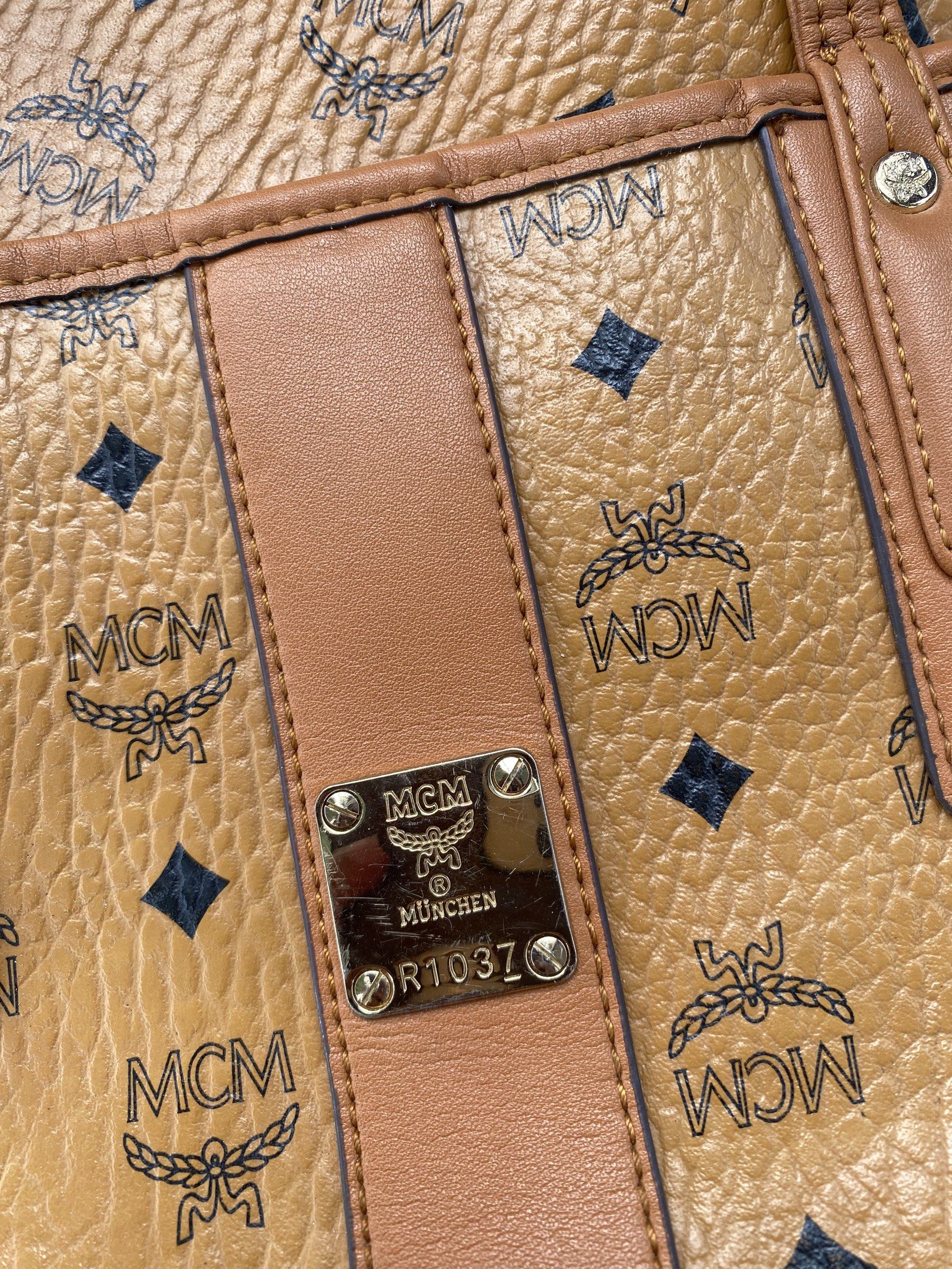 MCM Tote Bag with Pouch (Category: Luxury Bags & Wallets) located in Manila. Submitted by unodostresss123 (Listing ID 1421183915, Image 2). Description: Used.
