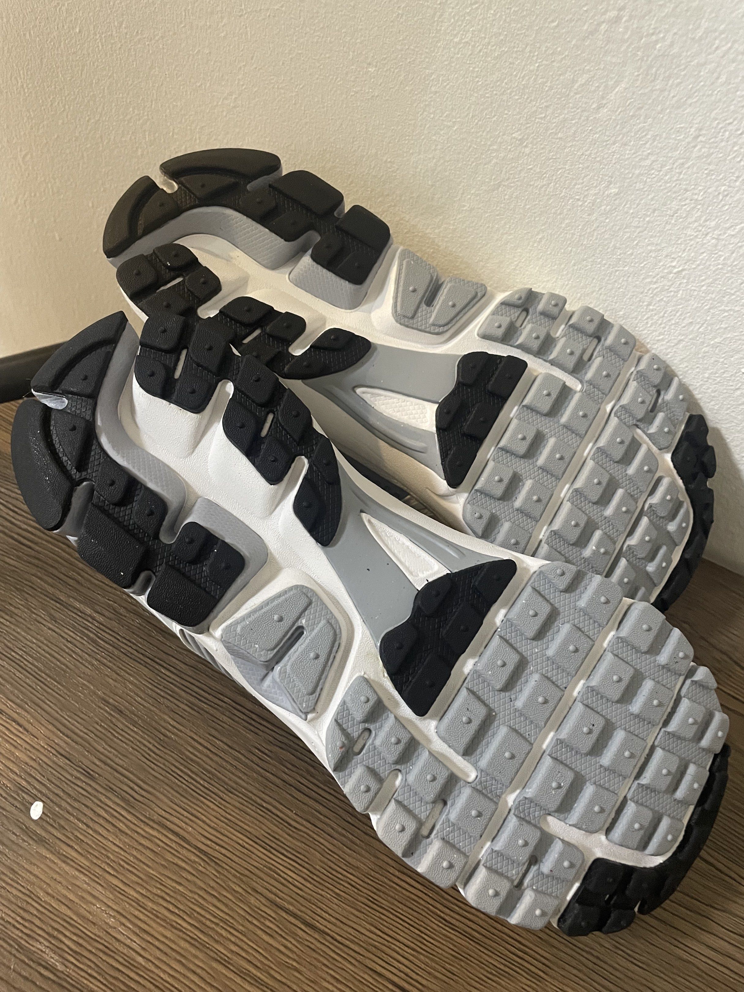 Nike Vomero 24cm (Category: Sneakers) located in Makati City. Submitted by sunsetk (Listing ID 1421142137, Image 2). Description: - brand new not yet worn - no box - size 24cm Makati location.