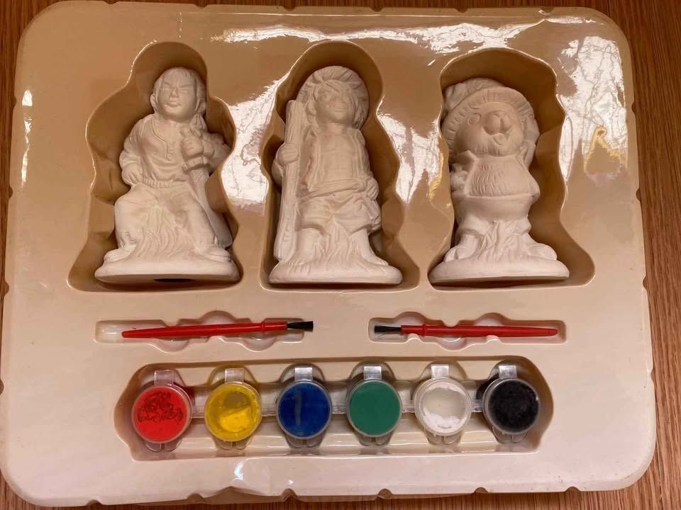One Piece Ceramic Painting Set (Category: Art & Prints) located in Teresa. Submitted by baratolang234 (Listing ID 1421135945, Image 2). Description: One Piece ceramic painting set includes three figurines and paint pots with brushes. The set features Luffy on the box. The figurines are unpainted and ready for customization. The paint colors include red, yellow, blue, green, white, and black. It is suitable for ages 3 and up..