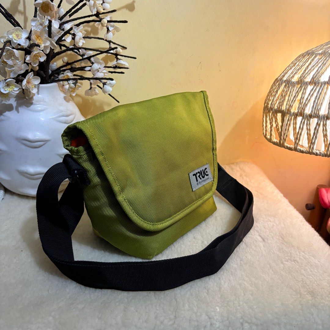 Original Etsumi E-series camera bag Japan (Category: Camera Bags & Carriers) located in Binangonan. Submitted by makoleksyon (Listing ID 1421288025, Image 2). Description: Excellent condition Like new No flaws Bought in Japan 💯% Original Money back guarantee .