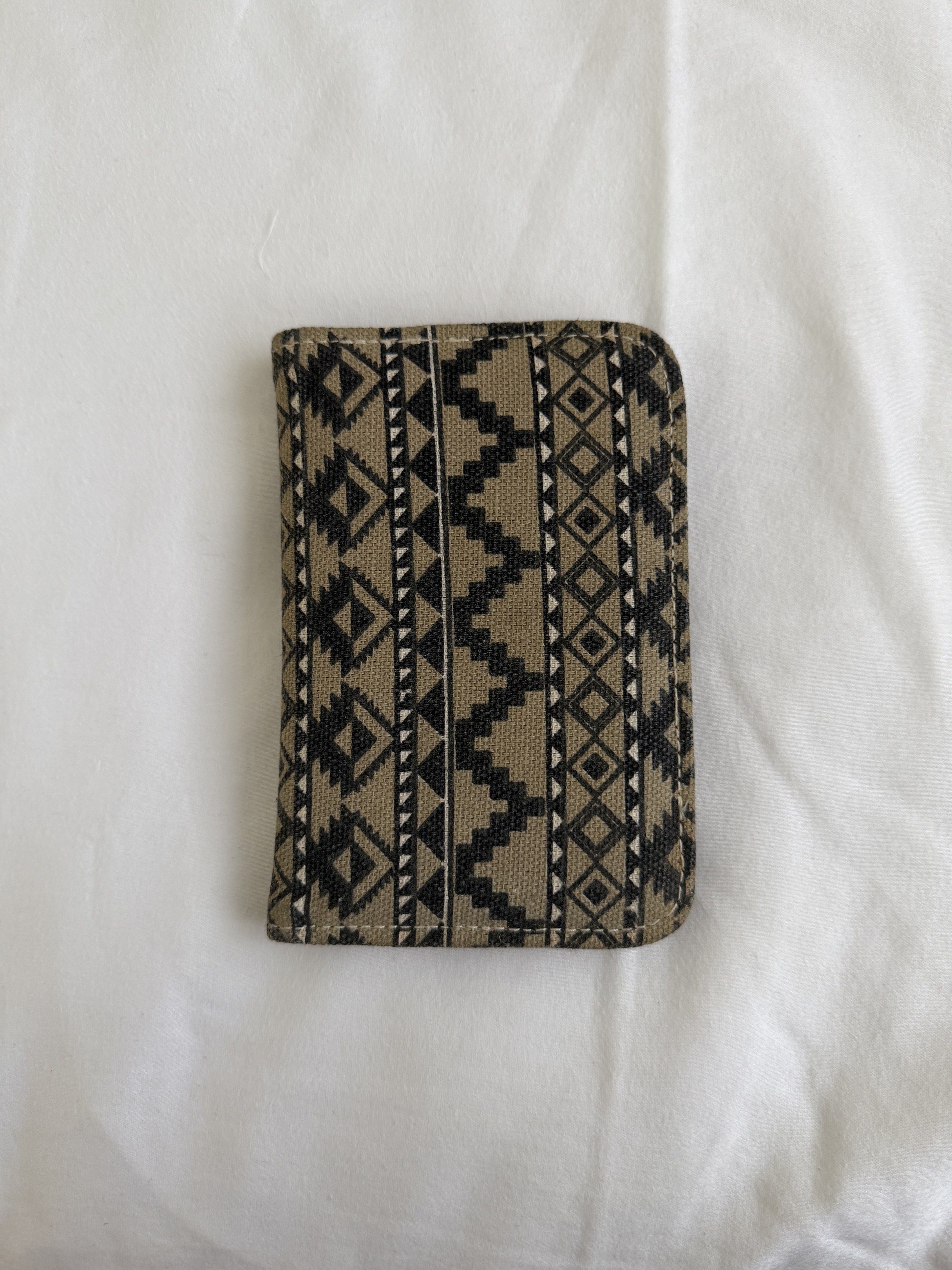 Passport Holder (Category: Wallets & Card holders) located in Marikina City. Submitted by ynaaast (Listing ID 1421166026, Image 1). Description: Patterned passport holder Super nice quality.