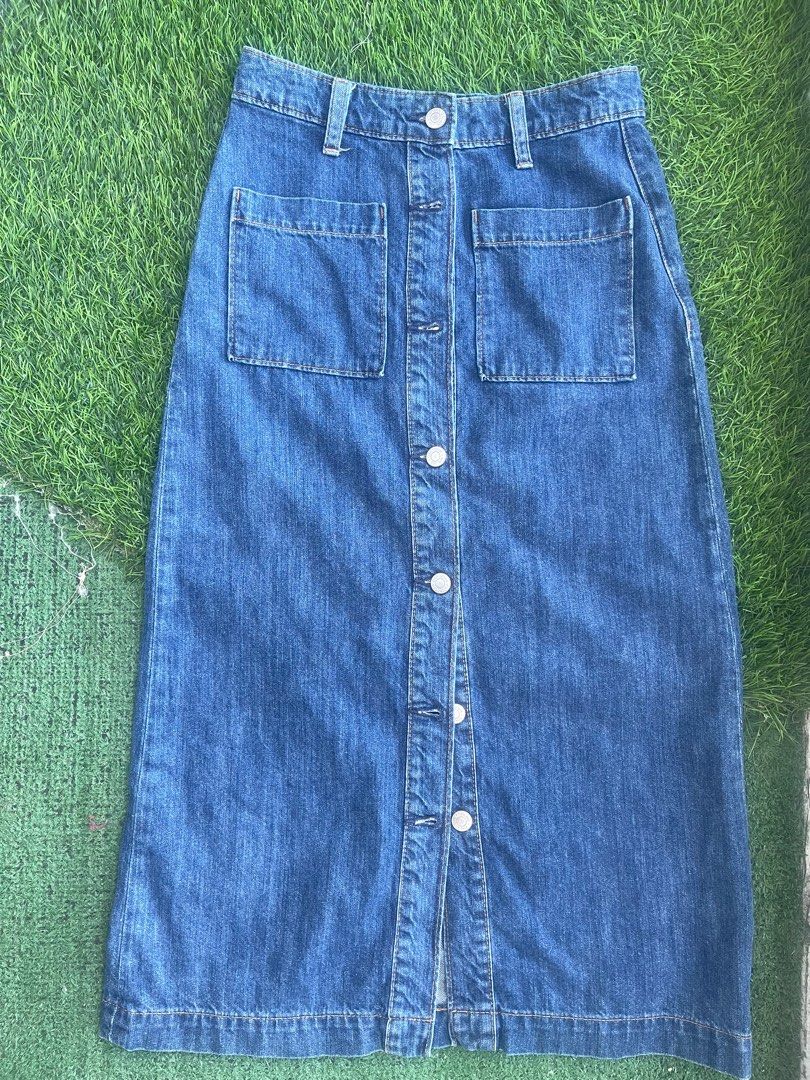 Preloved gap denim skirt (Category: Skirts) located in Quezon City. Submitted by nanaytin (Listing ID 1421291625, Image 1). Description: Authentic In excellent condition Fits small 24-26 waist.