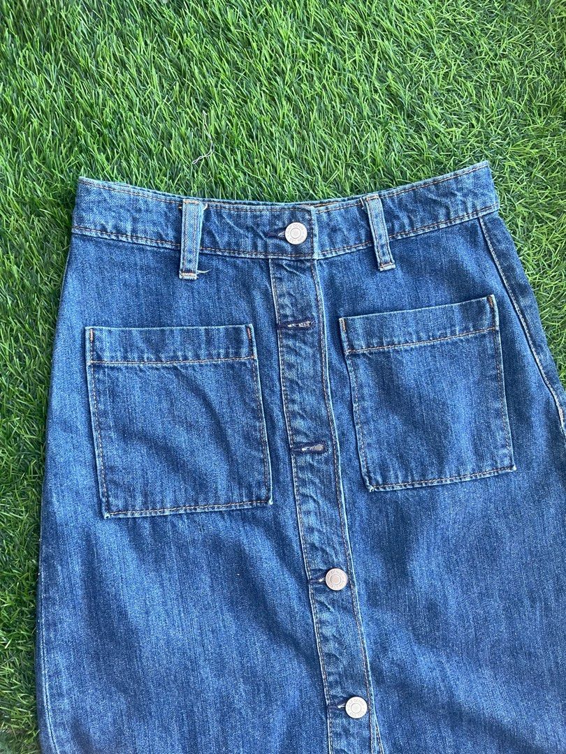 Preloved gap denim skirt (Category: Skirts) located in Quezon City. Submitted by nanaytin (Listing ID 1421291625, Image 2). Description: Authentic In excellent condition Fits small 24-26 waist.