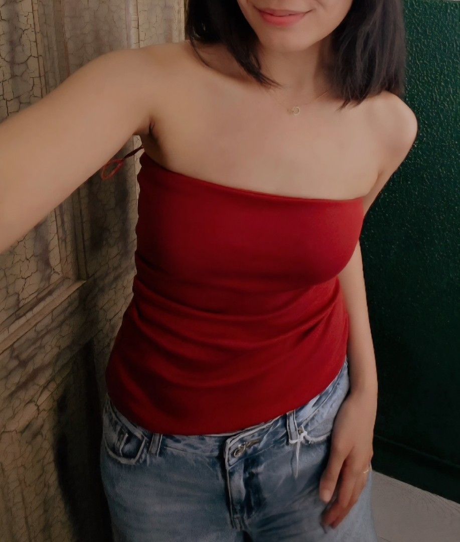PULL & BEAR Bandeau Top (Category: Sleeveless) located in Pasig City. Submitted by deeeclutters (Listing ID 1420900891, Image 2). Description: - PULL & BEAR Bandeau Top - Color: Wine Red/Burgundy - Size: XS.