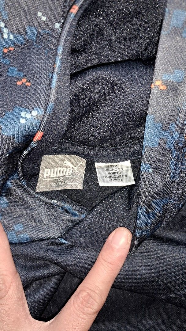 Puma Hoodie for Kids (Category: Babies & Kids Fashion) located in Cavite. Submitted by naning049 (Listing ID 1421131999, Image 2). Description: - Navy blue Puma hoodie - Patterned hood and sleeves - Orange Puma logo - Front pocket - 100% polyester - Made in Egypt - RN 143678, CA 57299 -size 12m (US) fixed price -chest- 36" -length drop-21" NO FLAWS.