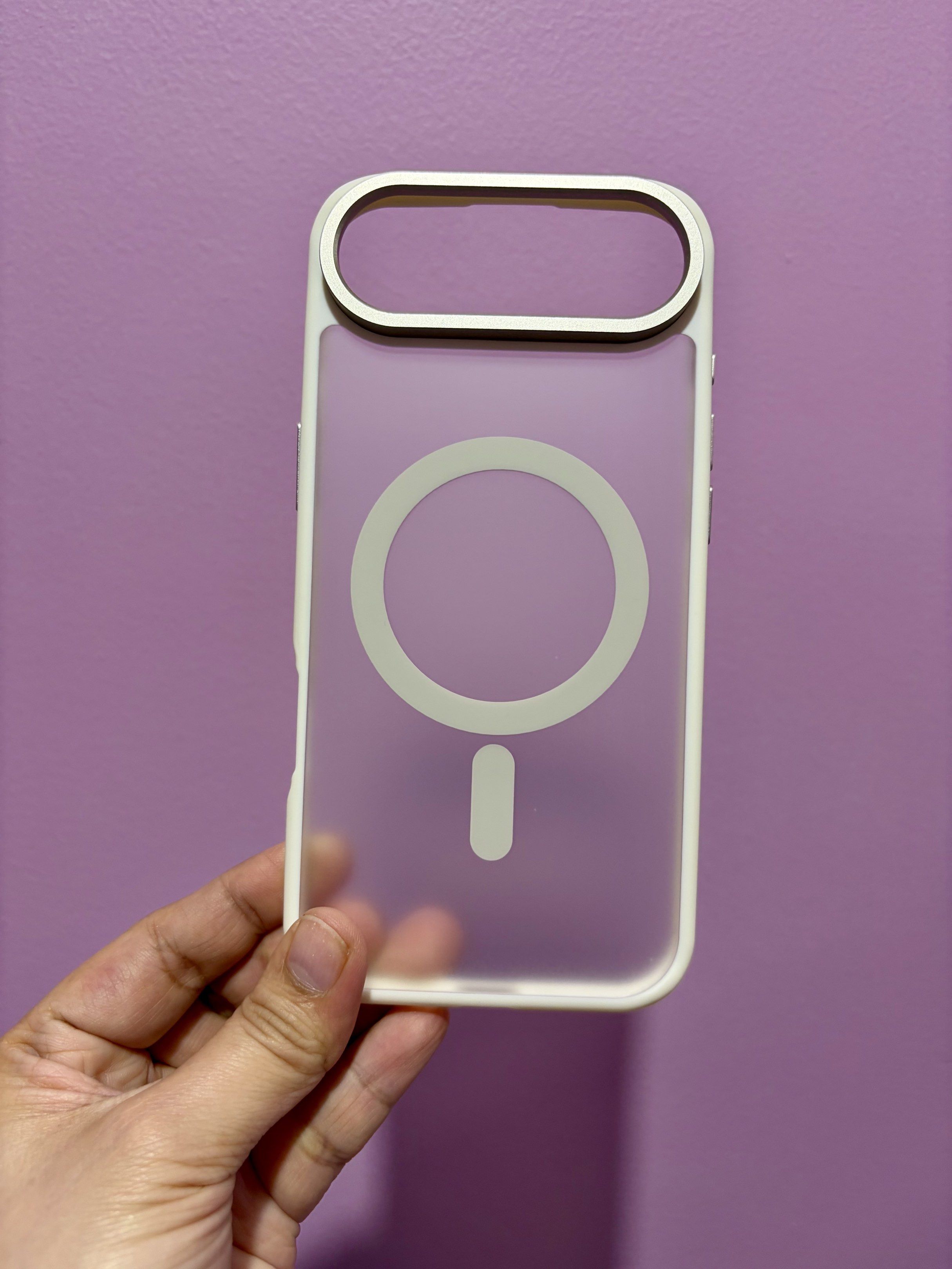Qdos Case iphone Air (Category: Cases & Sleeves) located in Quezon City. Submitted by raaych (Listing ID 1421249576, Image 3). Description: Qdos case Beige for iphone Air Slim case No issues No stains.