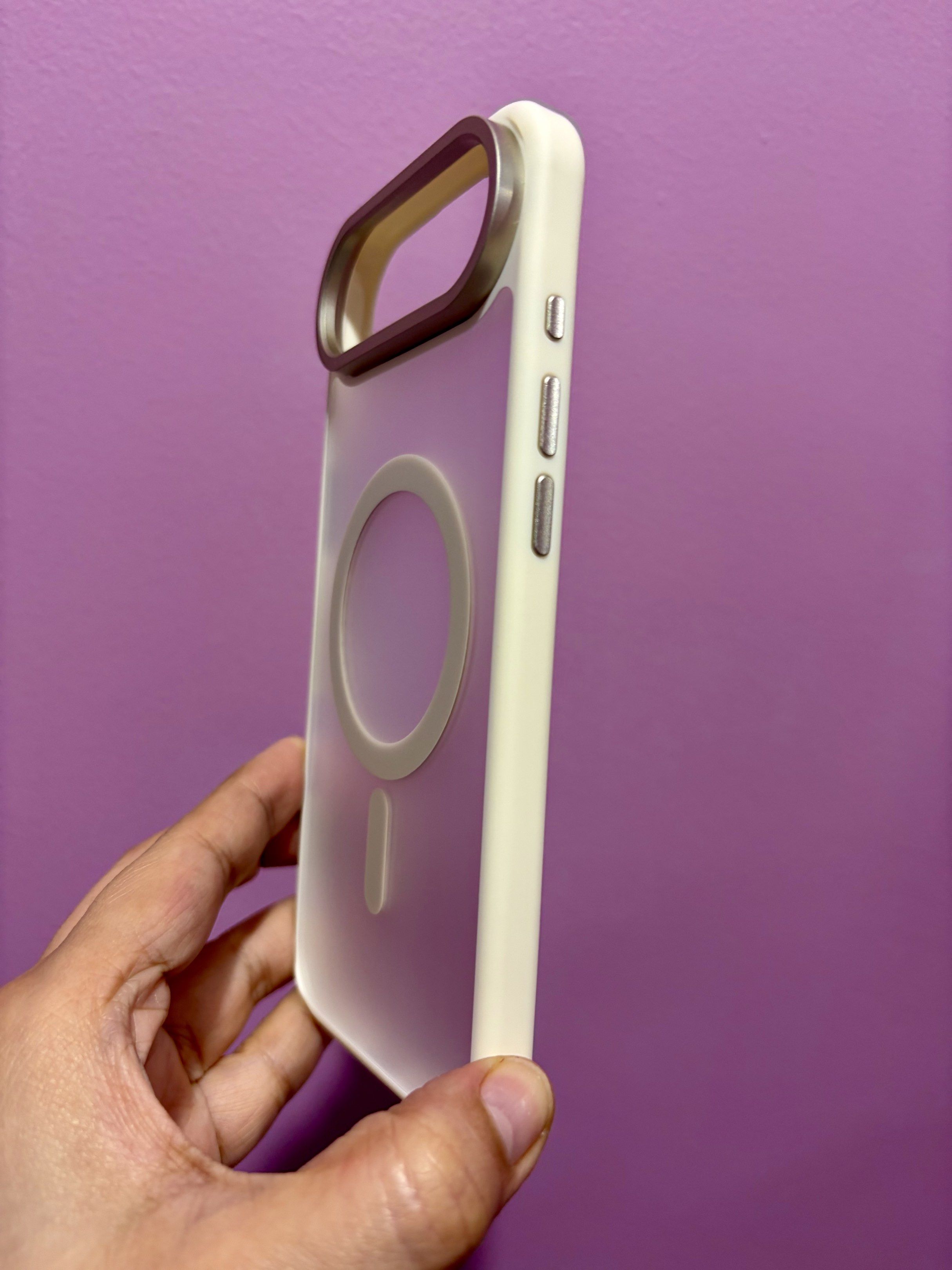 Qdos Case iphone Air (Category: Cases & Sleeves) located in Quezon City. Submitted by raaych (Listing ID 1421249576, Image 2). Description: Qdos case Beige for iphone Air Slim case No issues No stains.