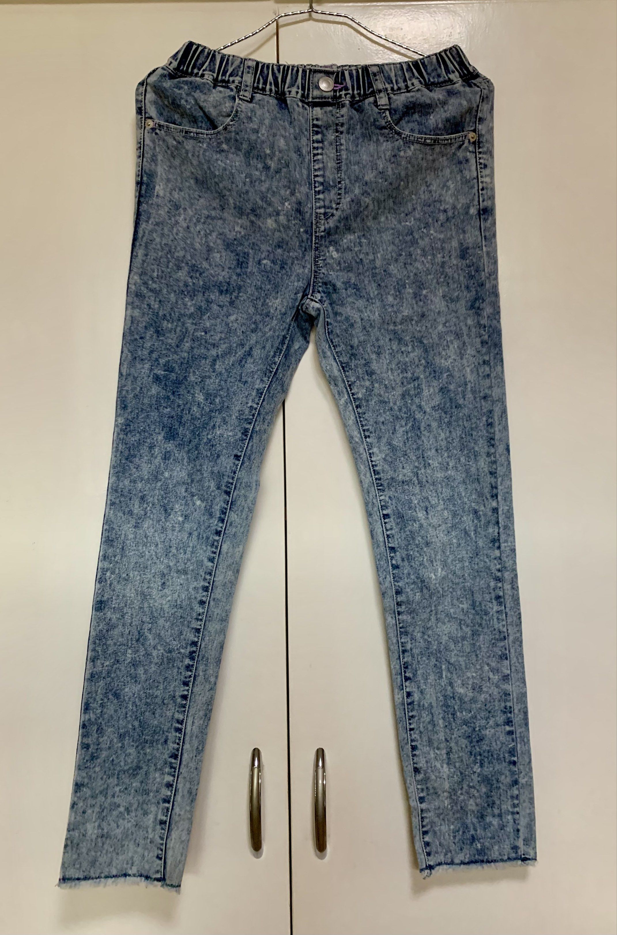 Soft denim jeans bought in Japan (Category: Jeans) located in Pasig City. Submitted by ybae23 (Listing ID 1421184616, Image 1). Description: Waistline - 25 to 30 inch Length - 36 inch Semi stretchable Wore it once.