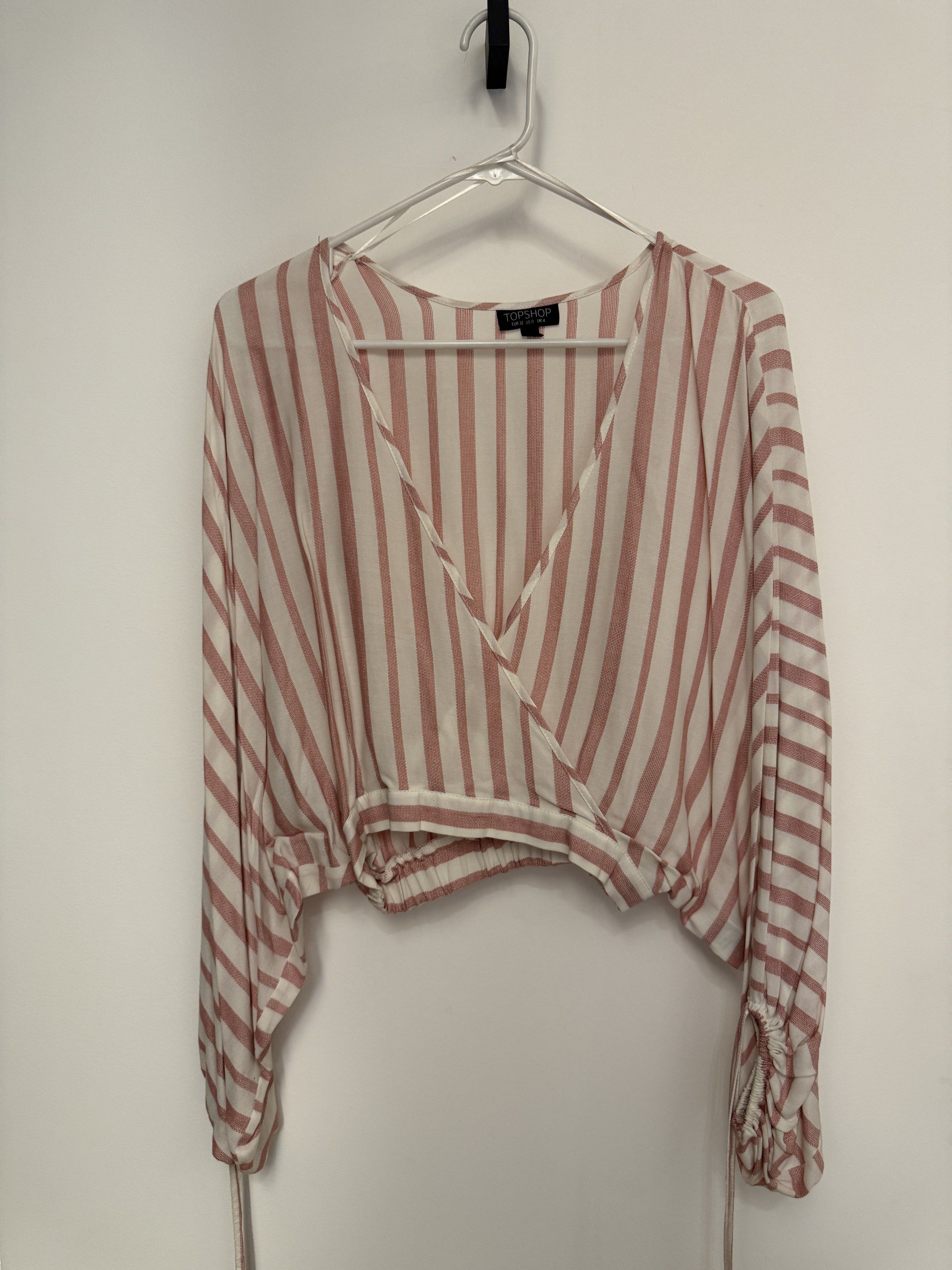 Topshop Stripes Balloon Sleeve Top (Category: Blouses) located in Quezon City. Submitted by glc89 (Listing ID 1421157251, Image 1). Description: Runs Large Can fit up to size M.