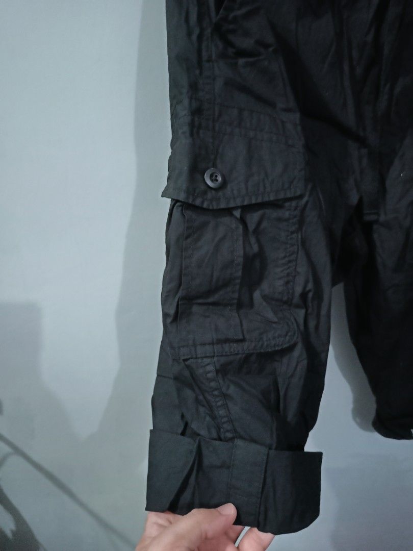 Uniqlo Black Cargo Shorts (Category: Shorts) located in Rosales. Submitted by brandeduseditems (Listing ID 1421133983, Image 2). Description: - Uniqlo black cargo shorts - Features multiple pockets - Button closure - Relaxed fit - Designed to be worn cuffed - Ideal for casual outfits - Tag is visible - Genuine 100% In good condition..