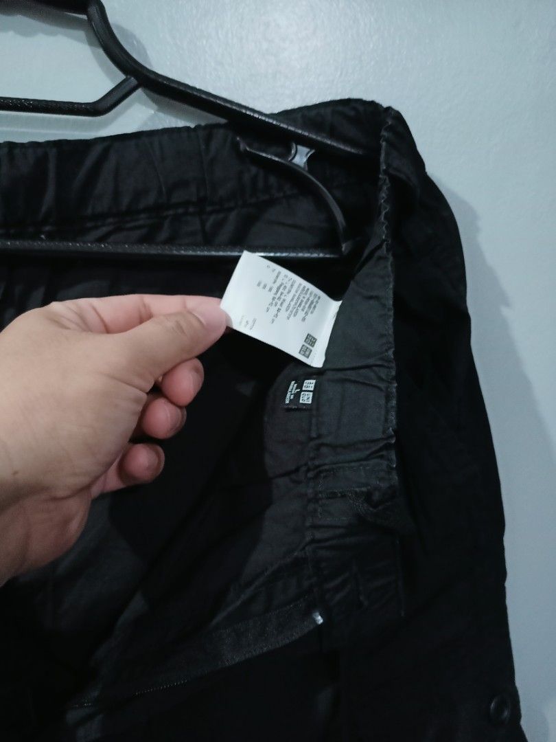 Uniqlo Black Cargo Shorts (Category: Shorts) located in Rosales. Submitted by brandeduseditems (Listing ID 1421133983, Image 3). Description: - Uniqlo black cargo shorts - Features multiple pockets - Button closure - Relaxed fit - Designed to be worn cuffed - Ideal for casual outfits - Tag is visible - Genuine 100% In good condition..