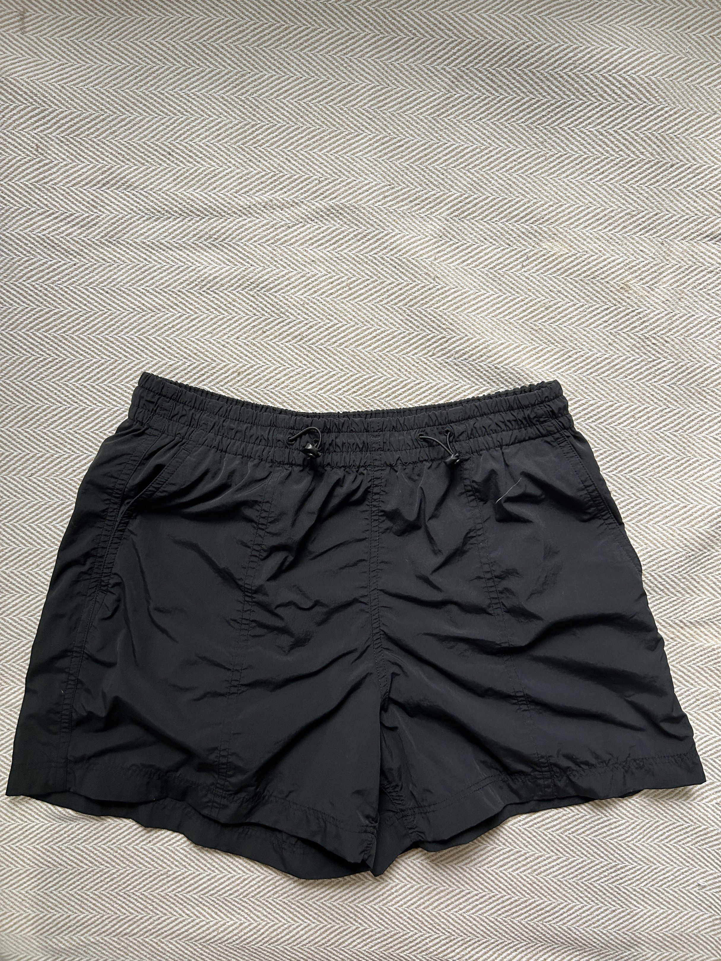 Uniqlo Black Nylon Shorts (Category: Shorts) located in Dumaguete. Submitted by soflow (Listing ID 1421145310, Image 1). Description: - Uniqlo black shorts - Size: M but fits s-m best - Features: - Elastic waistband - Adjustable - Two pockets - Material: Nylon/Polyester - Bought in Vietnam buy with the other pink shorts and get both for 700.