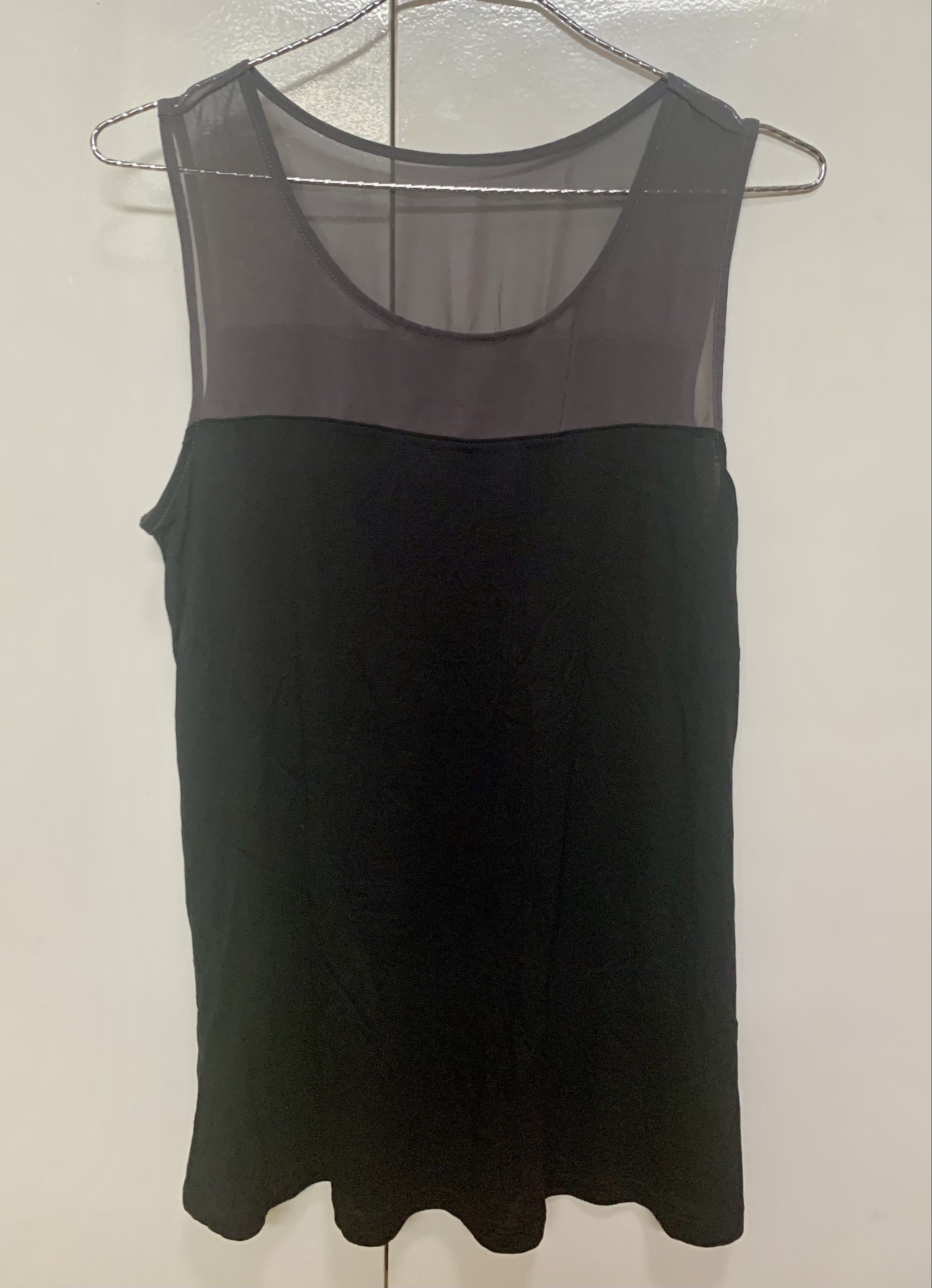 Uniqlo blouse bought in Japan (Category: Blouses) located in Pasig City. Submitted by ybae23 (Listing ID 1421178459, Image 1). Description: Medium on label Wore it once.