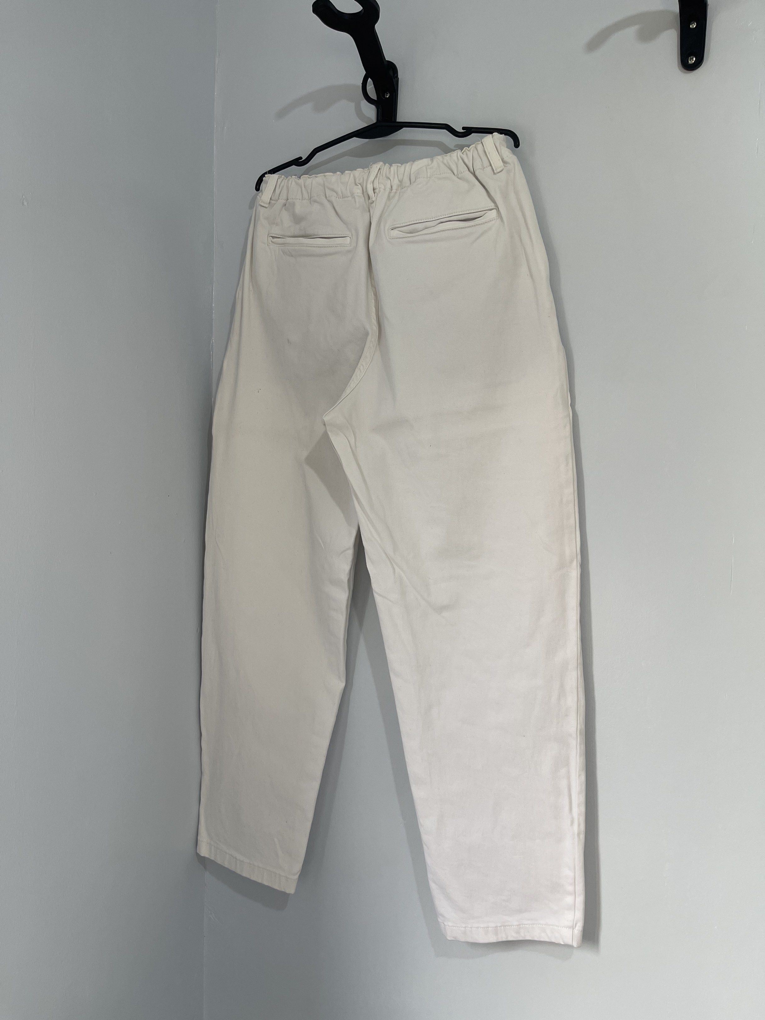 Uniqlo White Pants (Category: Other Bottoms) located in Taguig. Submitted by cs4lt (Listing ID 1421155914, Image 2). Description: .
