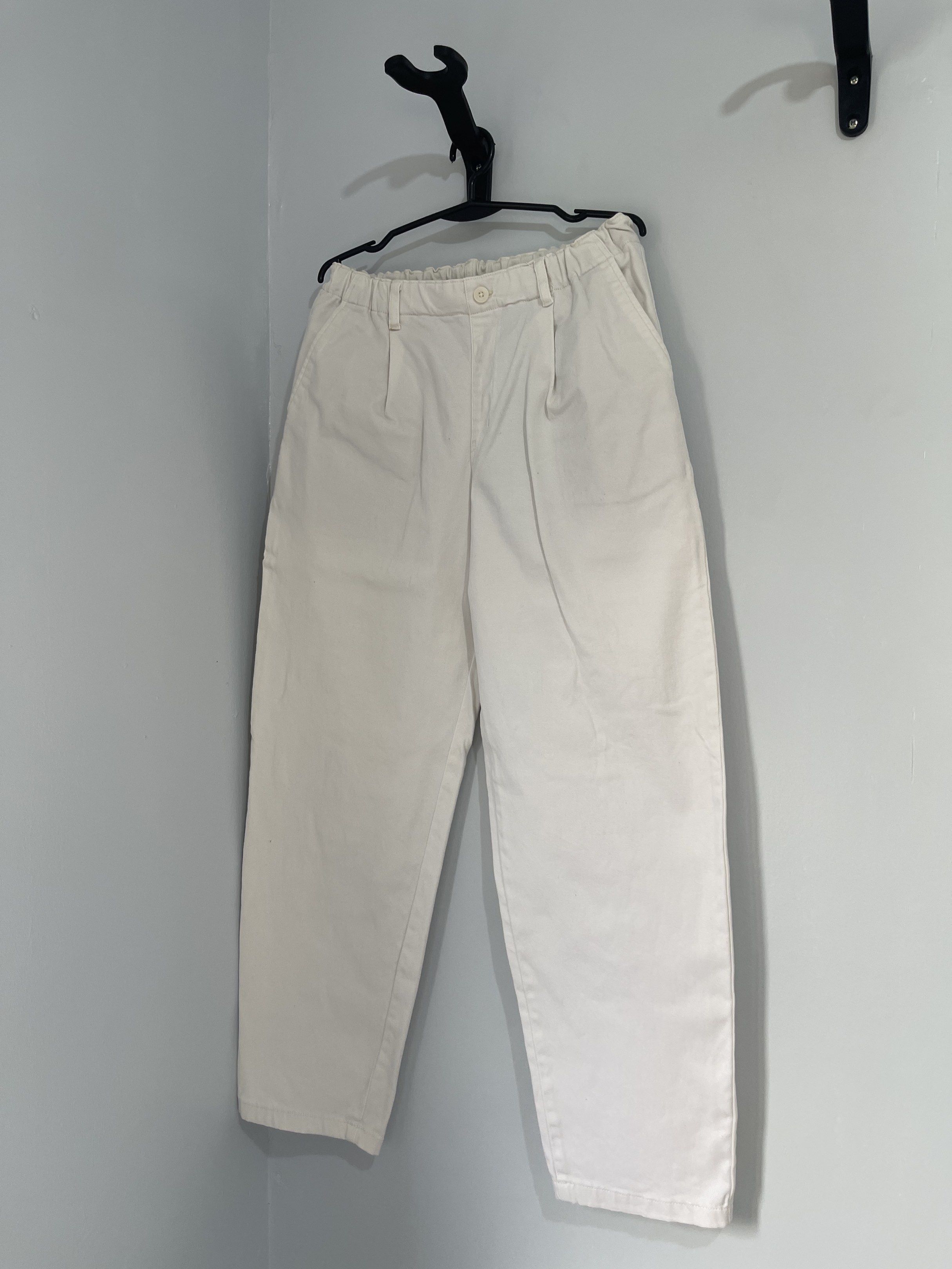 Uniqlo White Pants (Category: Other Bottoms) located in Taguig. Submitted by cs4lt (Listing ID 1421155914, Image 1). Description: .
