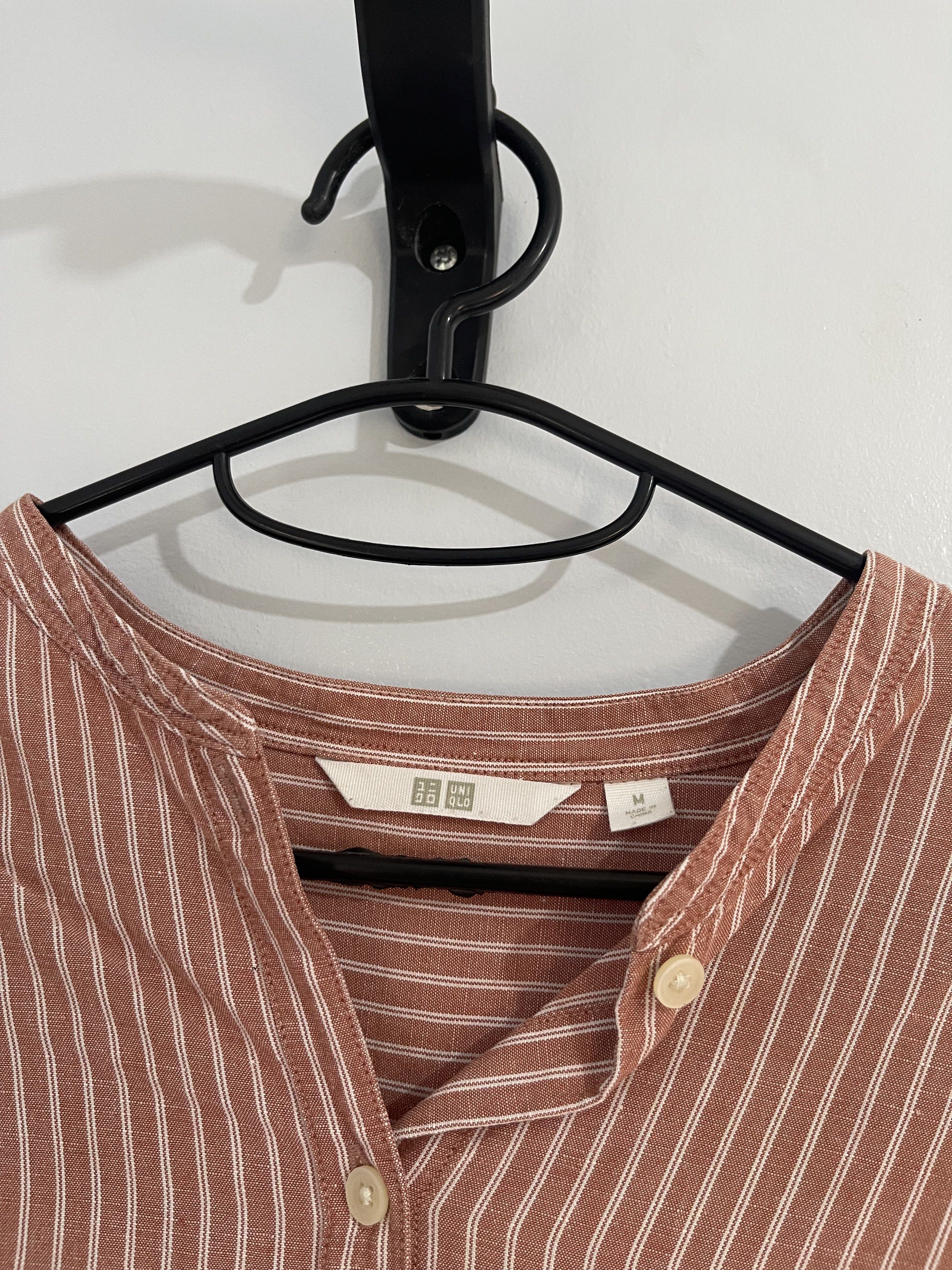 Uniqlo Linen Blouse (Category: Shirts) located in Taguig. Submitted by cs4lt (Listing ID 1421160917, Image 2). Description: - Uniqlo shirt - Reddish-brown striped pattern - Mandarin collar - Long sleeves with buttoned cuffs - Button-down front - Size: M - Lightweight fabric.