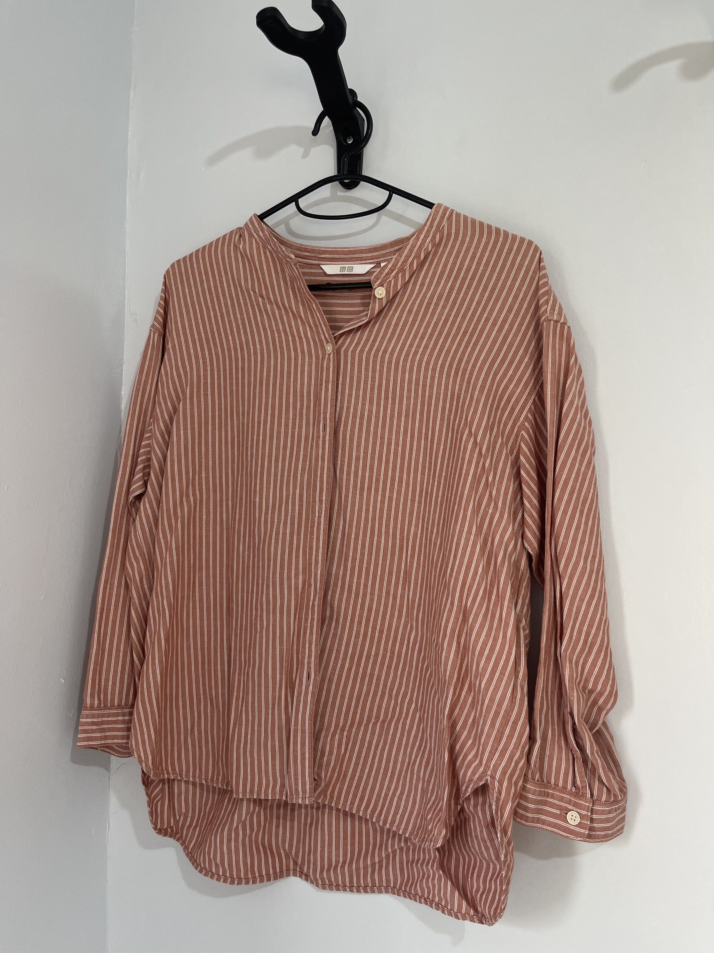 Uniqlo Linen Blouse (Category: Shirts) located in Taguig. Submitted by cs4lt (Listing ID 1421160917, Image 1). Description: - Uniqlo shirt - Reddish-brown striped pattern - Mandarin collar - Long sleeves with buttoned cuffs - Button-down front - Size: M - Lightweight fabric.