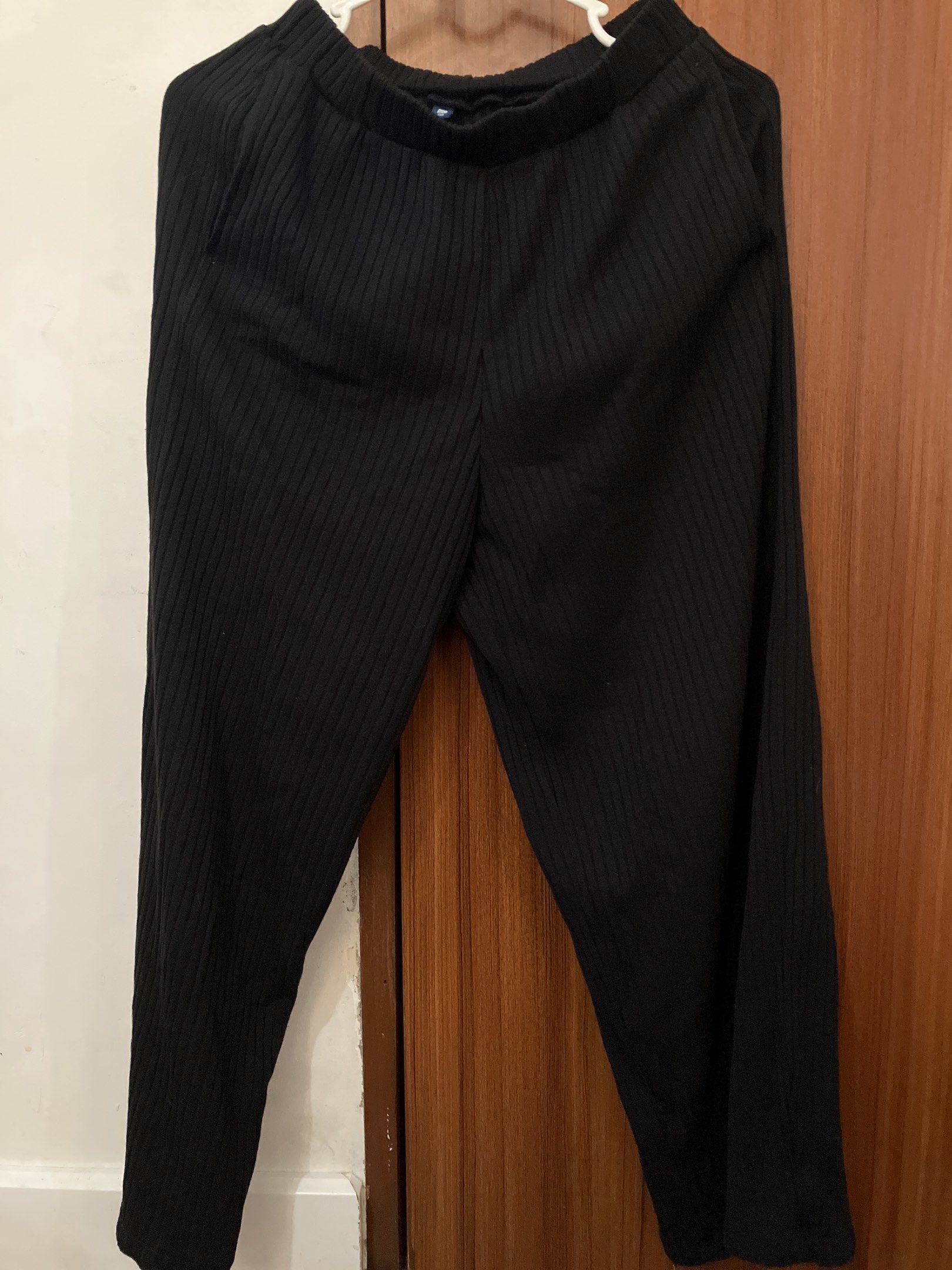 Uniqlo Ribbed Office Pants Slacks (Category: Other Bottoms) located in Taguig. Submitted by hellorosaline (Listing ID 1421146553, Image 1). Description: Garterized waist With pockets.