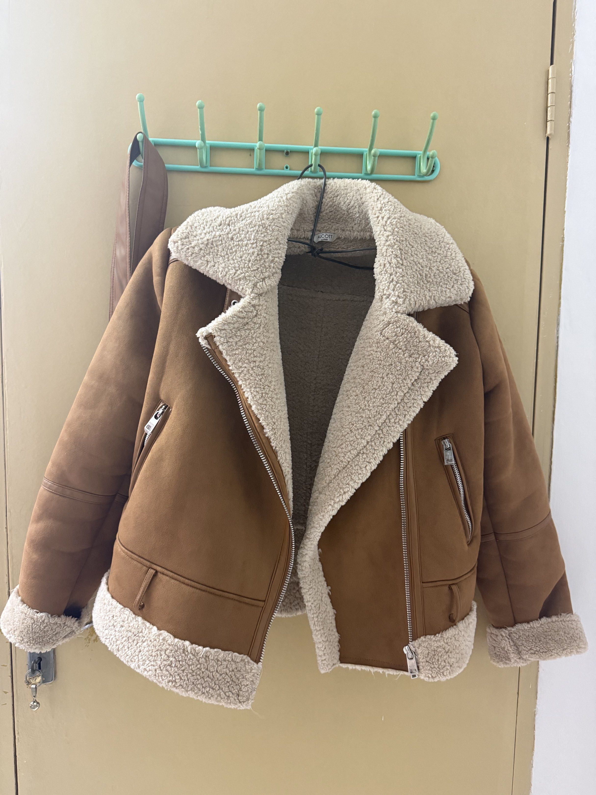 Winter Jacket(Alcott Large) (Category: Coats, Jackets and Outerwear) located in Singapore. Submitted by koreag (Listing ID 1421238310, Image 1). Description: Bought at Italy.