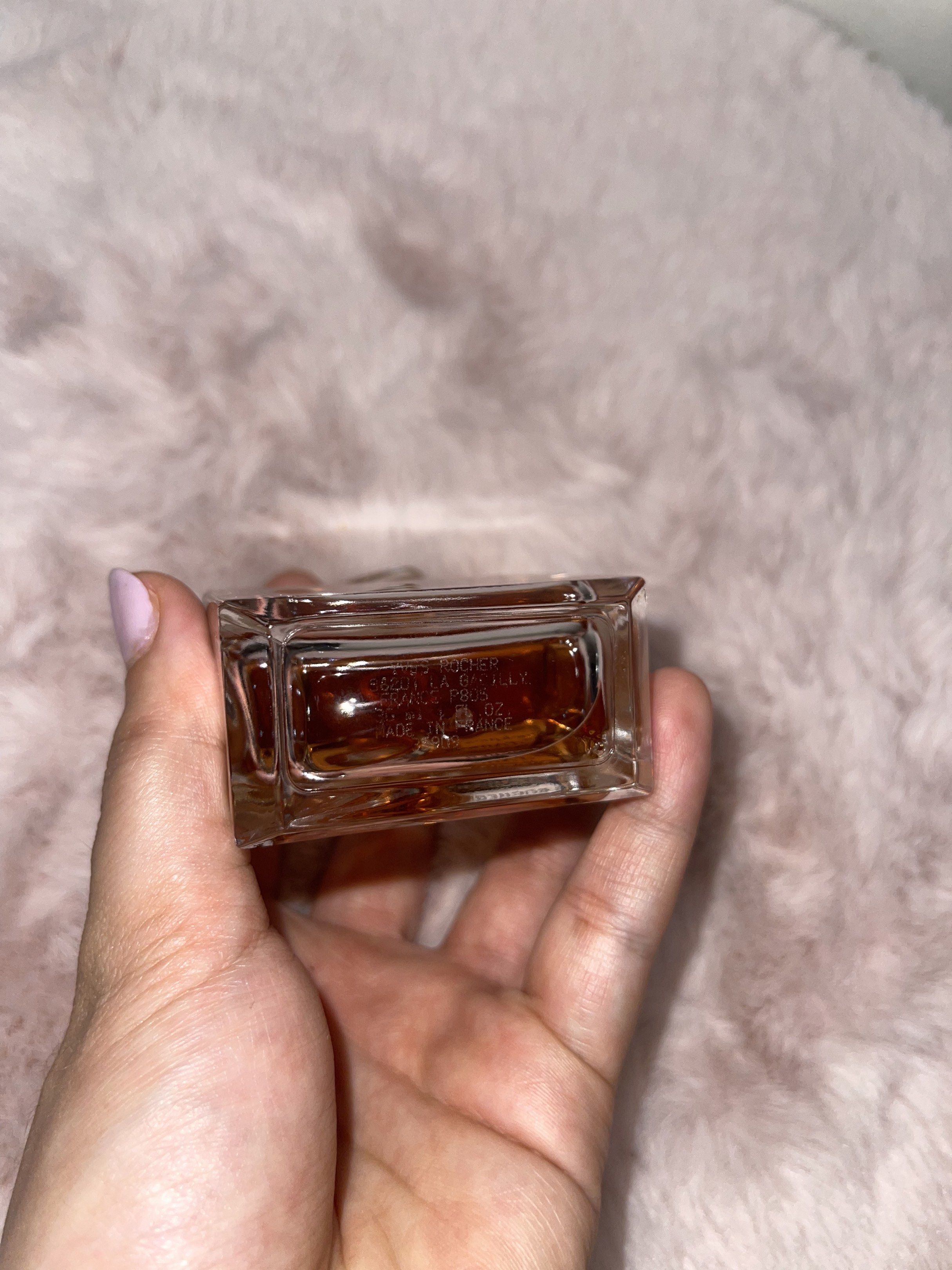 Yves Rocher Quelques Notes d’Amour Perfume (30 ml) (Category: Fragrance & Deodorants) located in San Isidro. Submitted by zora.ph (Listing ID 1421237938, Image 3). Description: 💠 Yves Rocher Quelques Notes d’Amour perfume for women. The fragrance features rose, patchouli, pink pepper, benzoin, guaiac wood, and cedar notes. It has a woody, rose, and patchouli main accords. The bottle has a clear, floral-shaped cap and a square body. The perfume i