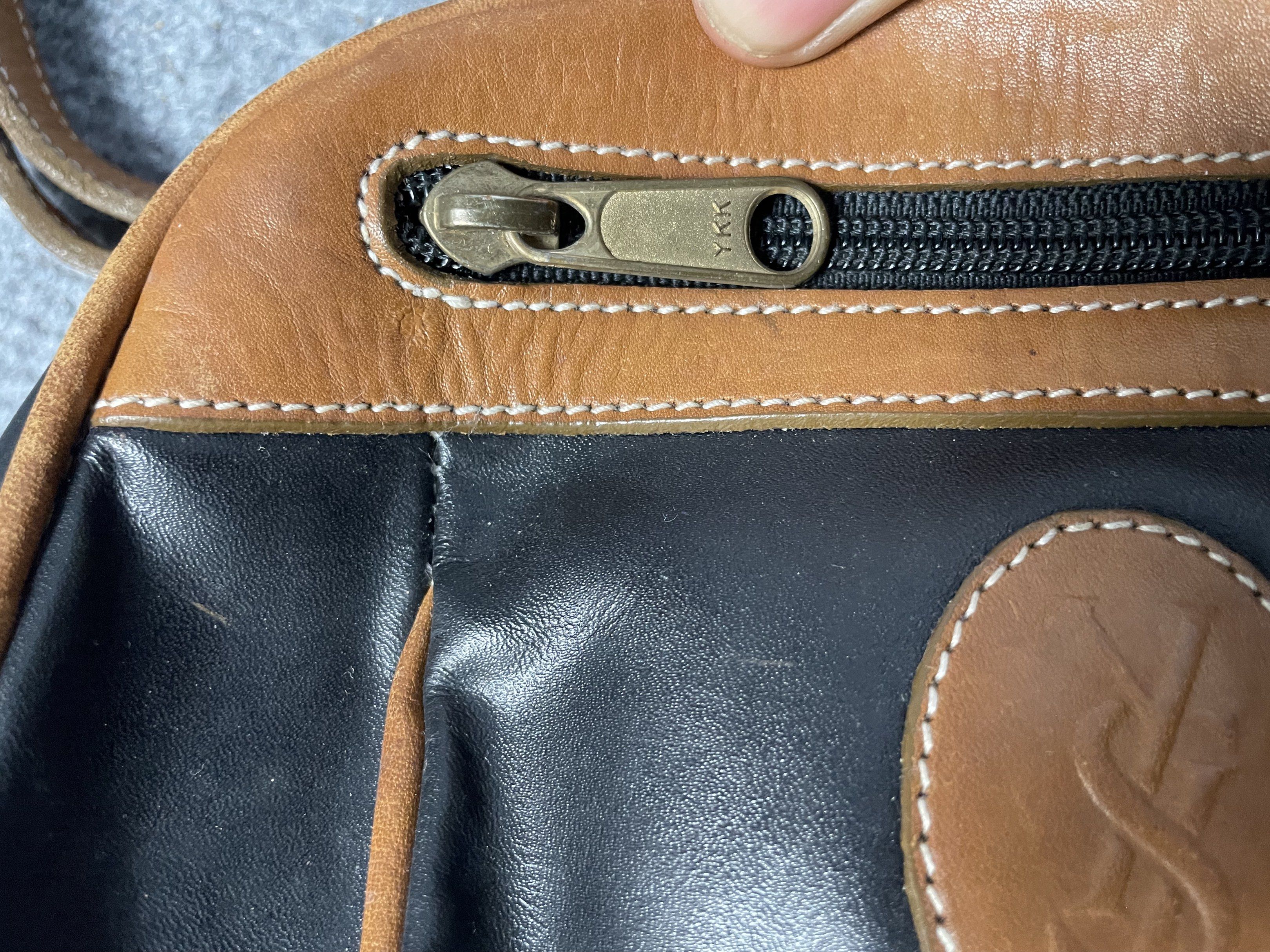Yves Saint Laurent Crossbody Bag (Category: Luxury Bags & Wallets) located in Urdaneta. Submitted by northdrops_asian (Listing ID 1421233047, Image 3). Description: .